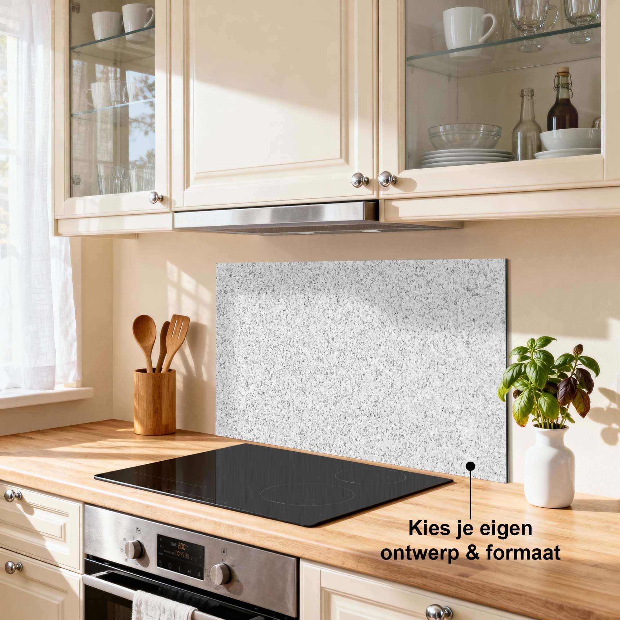 Arctic Granite Splashback in einer hellen Küche mit Holzarbeitsplatte und Kräuterpflanzen, langlebig als Küchensplashback, kratzfest und hitzebeständig.