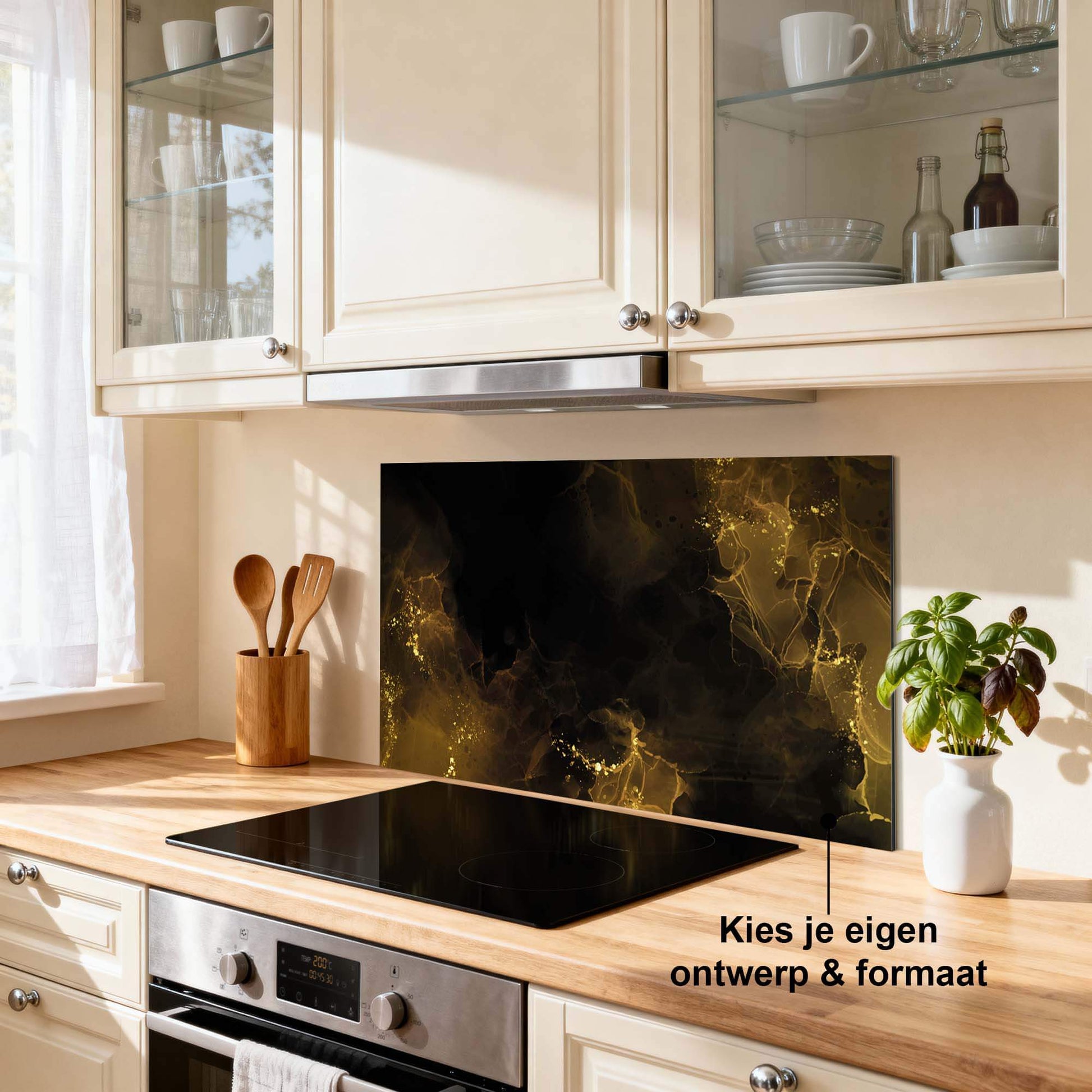 Golden Smoke Spritzschutz an der Küchenwand mit schwarzen und goldenen Akzenten, Luxus Spritzschutzwand für die Küche, Kitchen Splash Screen design