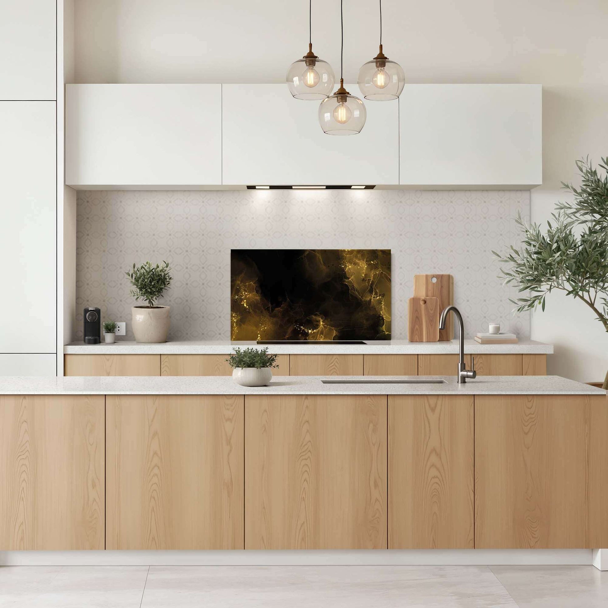Elegantes Küchendesign mit Golden Smoke Splashback, schwarzer und goldener Splashback für moderne Küchen. Luxuriöser Küchensplashback.