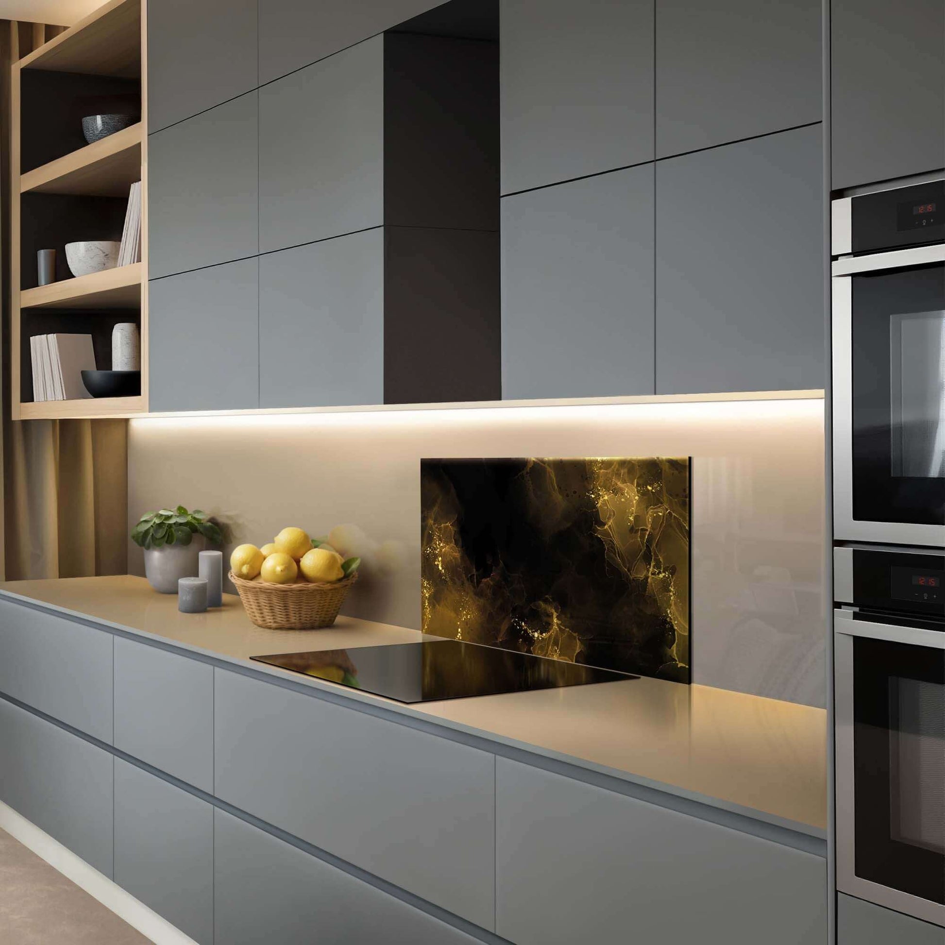 Eleganter Golden Smoke Splashback mit goldenen Akzenten in der modernen Küche, perfekt als Spritzschutz und Küchenspritzschutz.