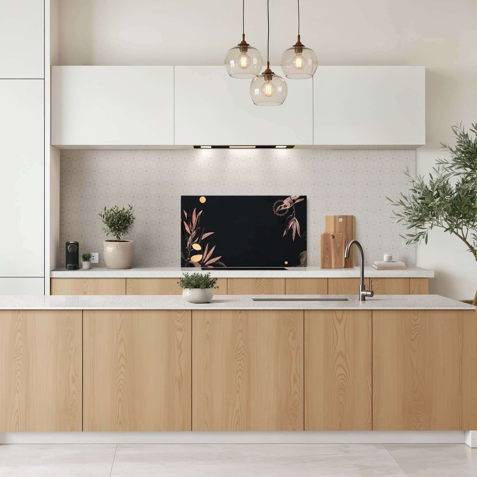 Elegante Küche mit Golden Olive Splashback, schwarzer Spritzschutz mit goldenen Akzenten und Olivenzweigen, luxuriöser Look für jede Küche.
