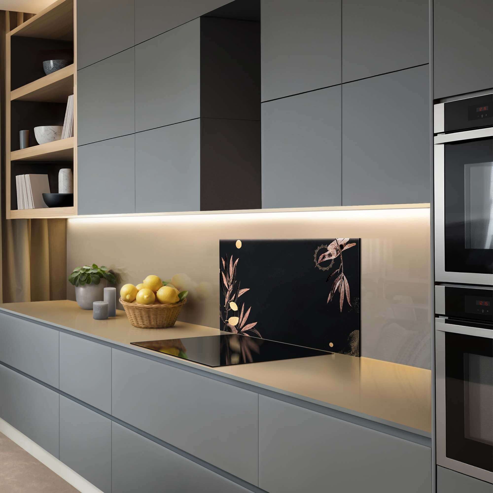 Golden Olive Splashback in einer modernen Küche mit schwarzen und goldenen Akzenten, geeignet als Spritzschutz und Spritzschutz.
