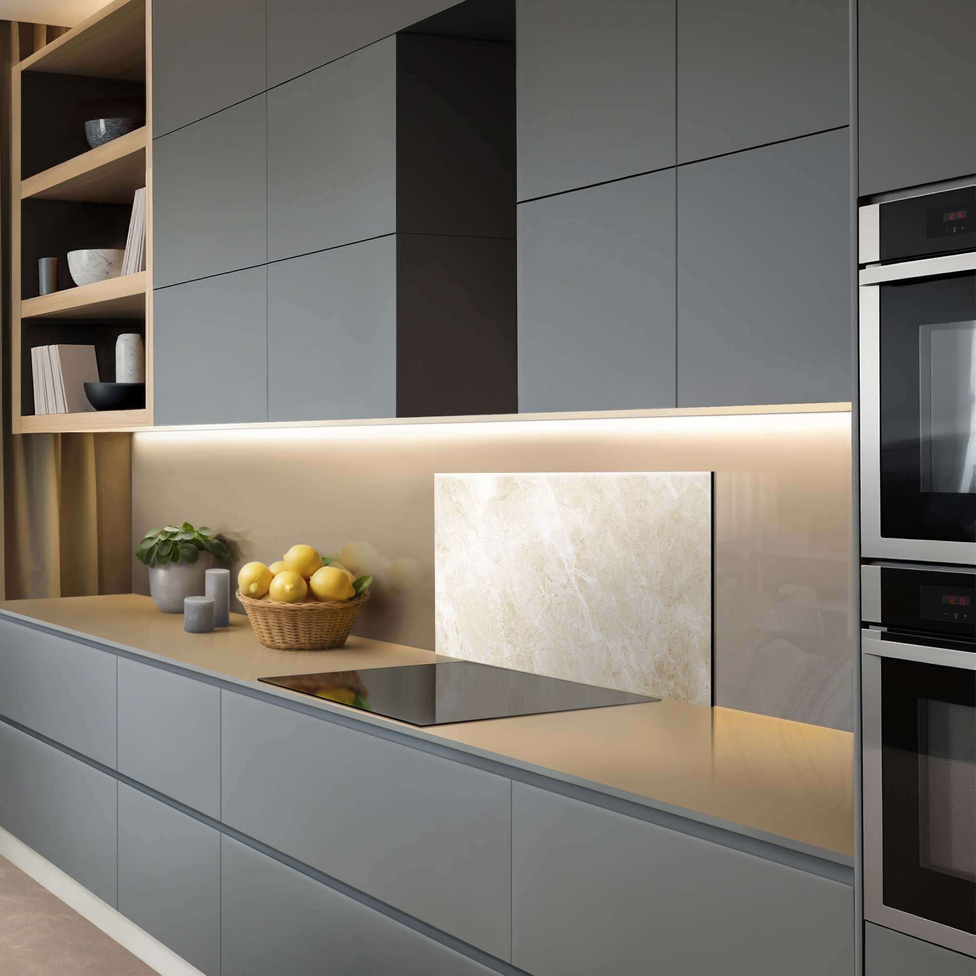 Beigefarbene Marmorrückwand in einer modernen Küche, die Eleganz und Funktionalität vereint. Die perfekte Rückwand für zeitlosen Luxus. Spritzschutz für die Küche