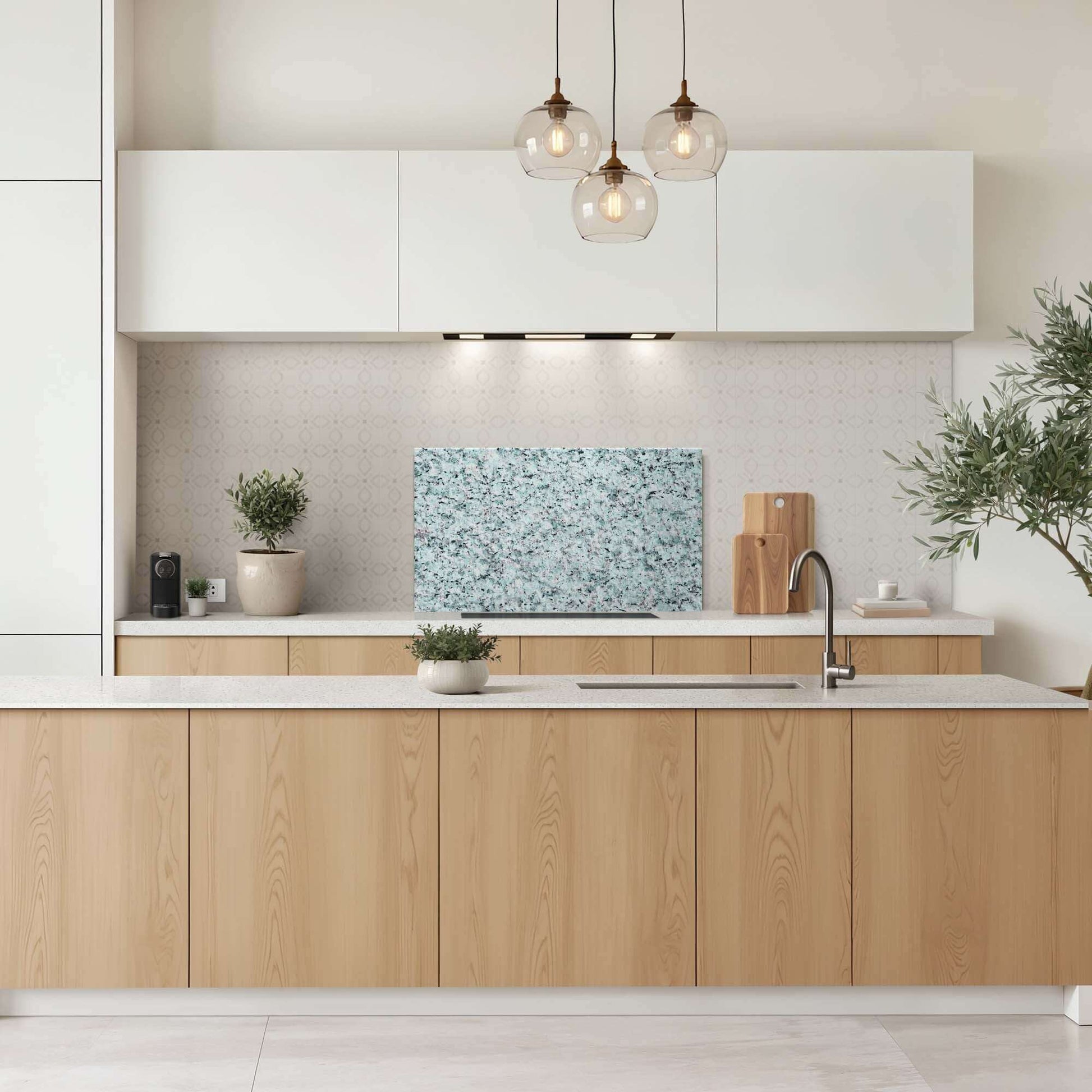 Moderne Küche mit Baltic Mist Splash Screen in blaugrüner Granitoptik, perfekt als hitzebeständiger und kratzfester Küchenspritzschutz oder Spritzschutzwand.