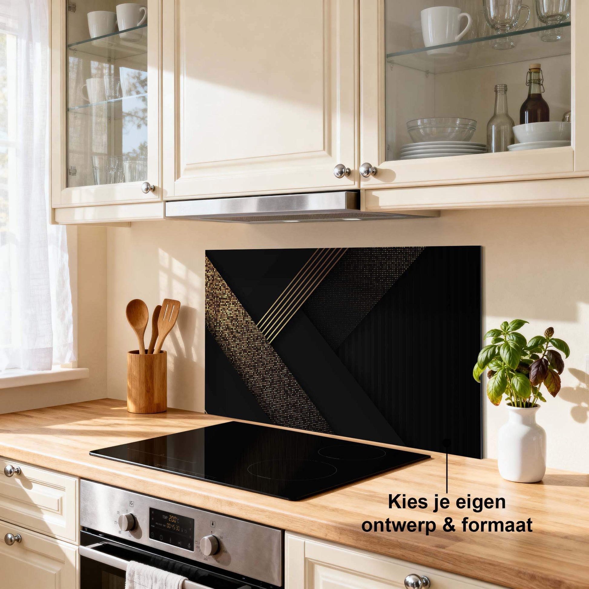 Goldene Geometrie in einer modernen Küche. Elegantes geometrisches Design in Schwarz und Gold. Perfekter Küchenspritzschutz für einen luxuriösen Look.