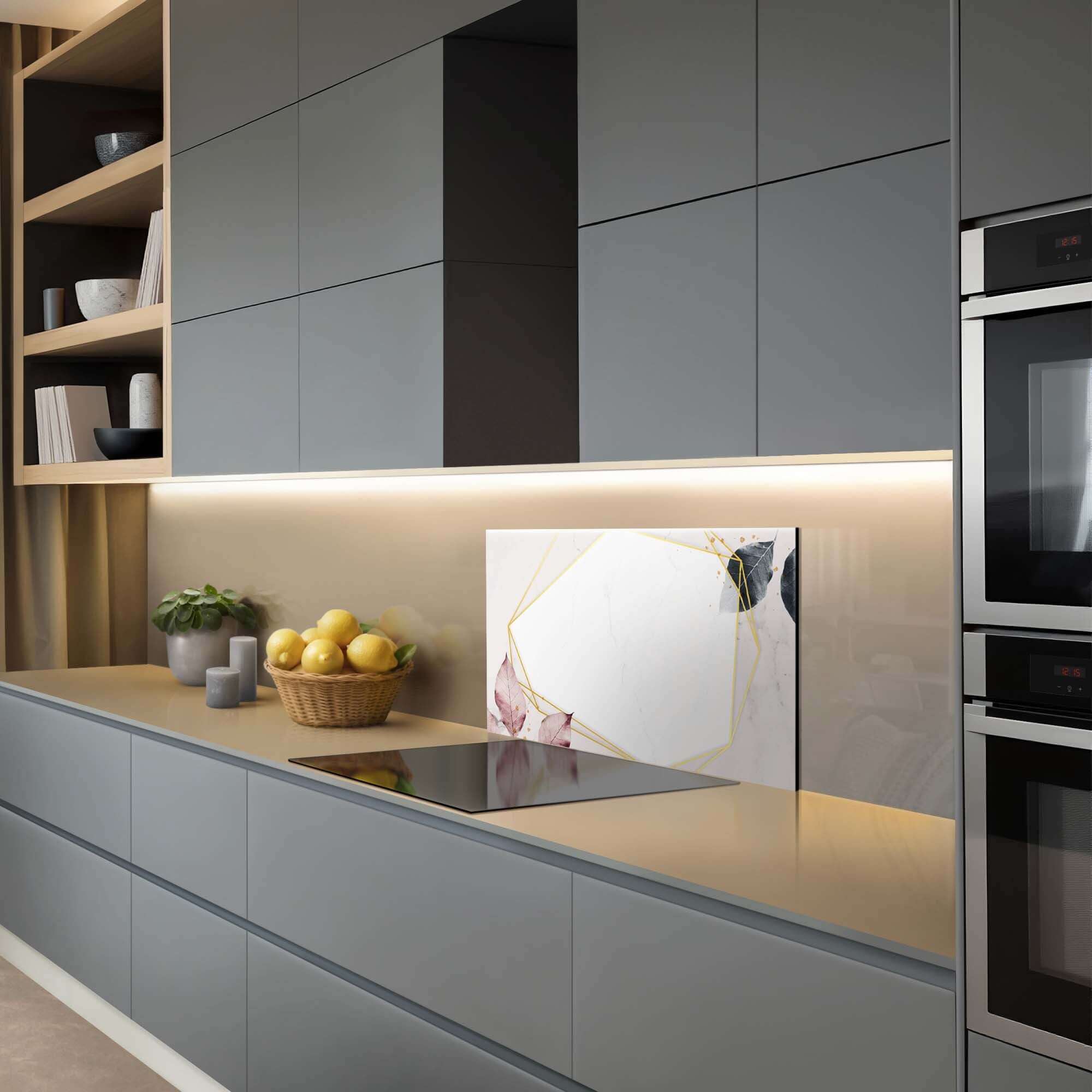 Geometric Elegance Splash Screen in moderner Küche mit geometrischem Design in Marmor und Gold, ideal als stilvolle Spritzwand und Küchenspritzwand.