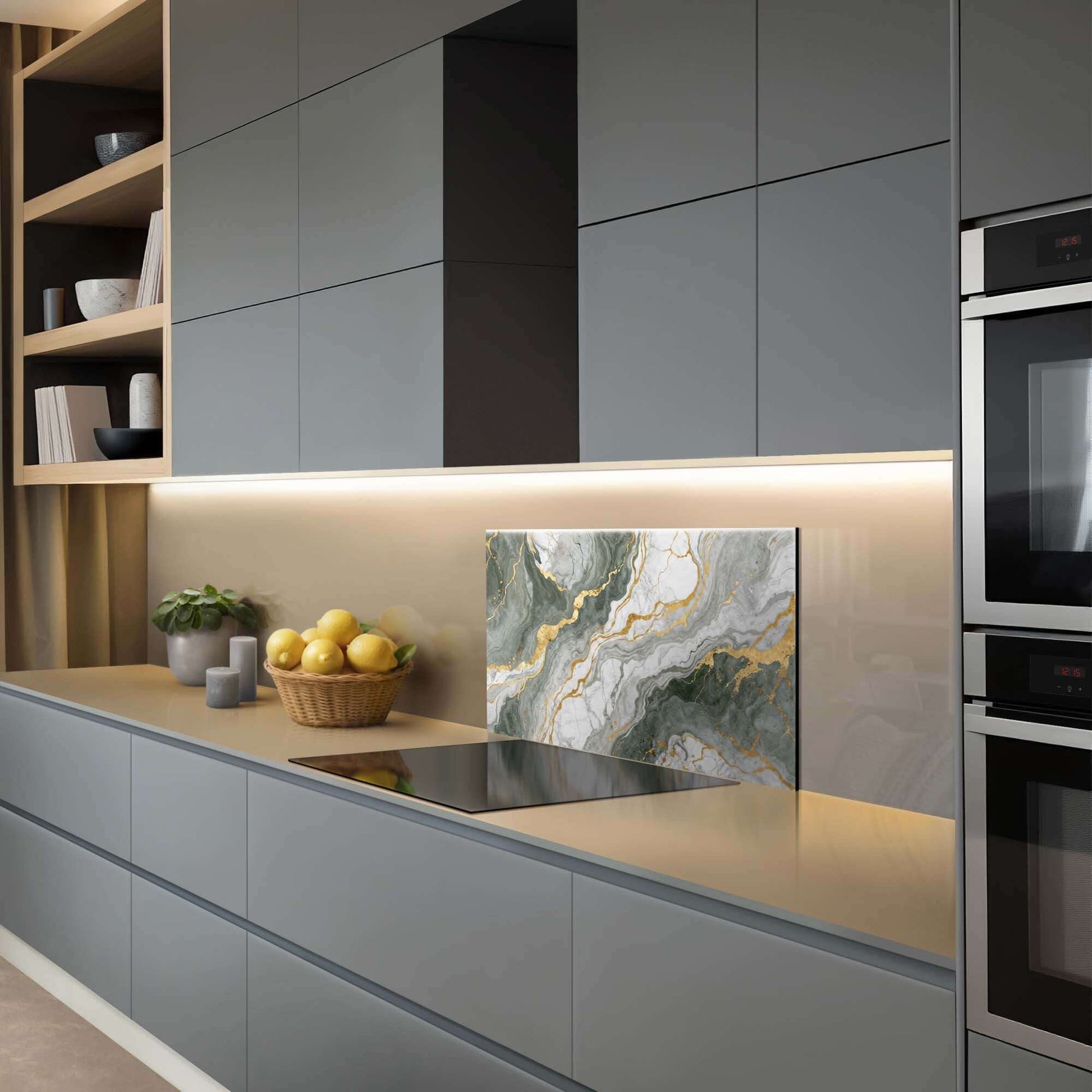 Luxuriöse marmorgrüne Rückwand in einer modernen Küche, elegante Rückwand mit tiefem Grün und goldenen Adern, perfekt als Küchenrückwand.