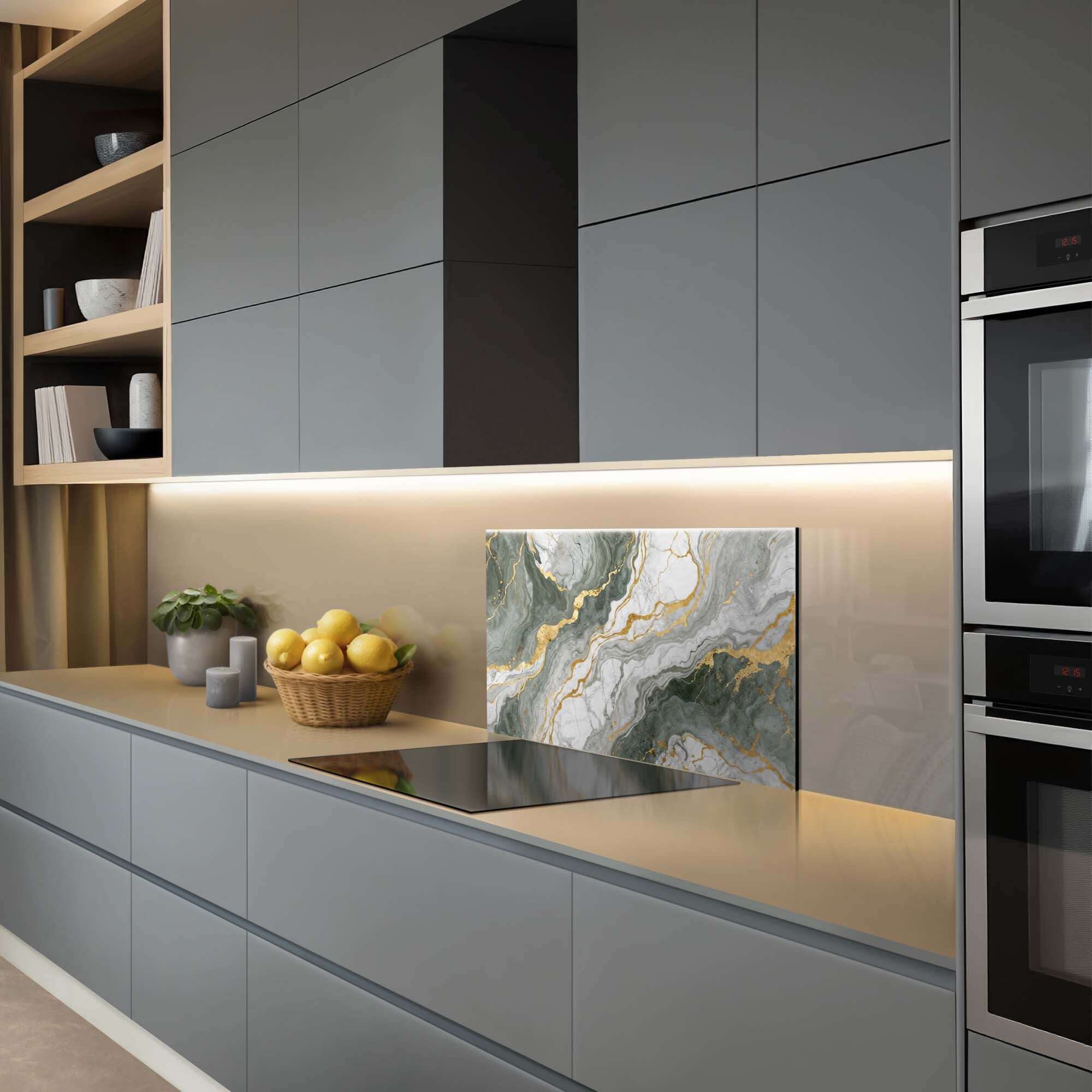 Luxuriöse marmorgrüne Rückwand in einer modernen Küche, elegante Rückwand mit tiefem Grün und goldenen Adern, perfekt als Küchenrückwand.