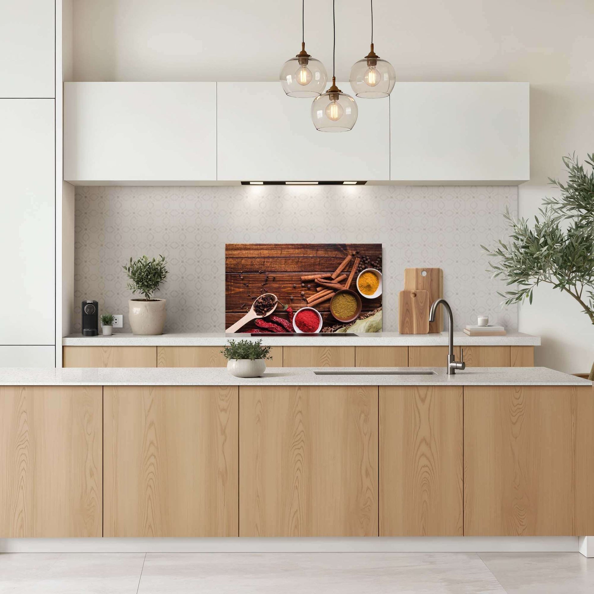 Moderne Küche mit Warm Spice Harmony Splashback, rustikale Holztöne und Gewürze, ideal als Spritzschutz in stilvollen Küchen.