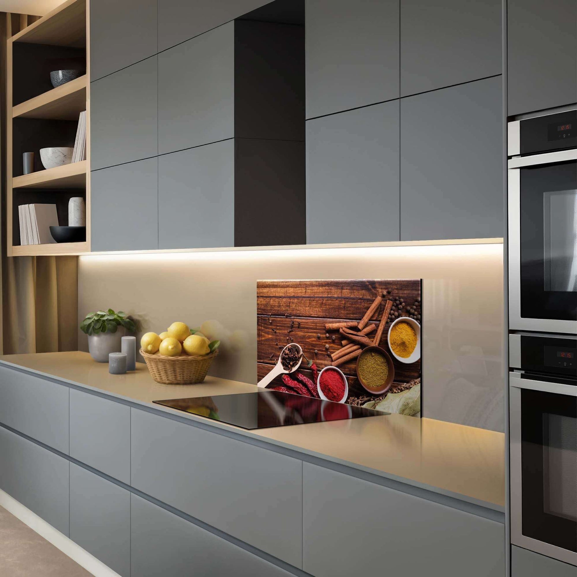 Warm Spice Harmony Splashback in einer modernen Küche mit Gewürz- und Holzdesign auf der Spritzwand, ideal als Küchenrückwand.