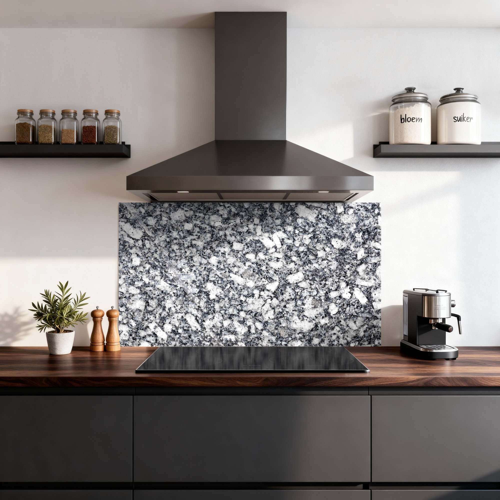 Midnight Granite Splashback in einer modernen Küche mit blau-grauem Granit, ideal als hitzebeständige und kratzfeste Küchenabdeckung.