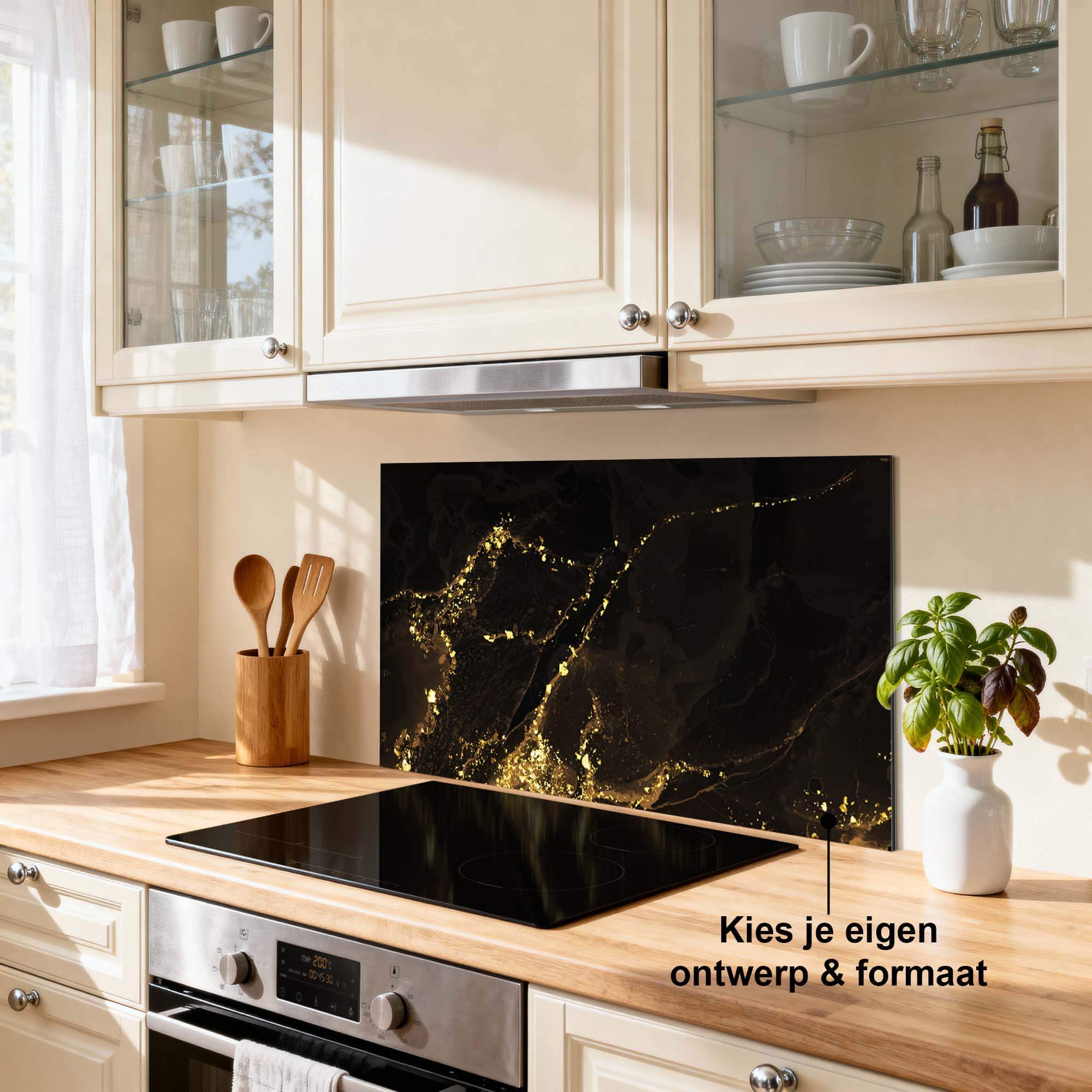 Vergoldeter Marmorsplashback mit goldenen Akzenten in einer modernen Küche, ideal als Spritzschutz und Küchensplashback.