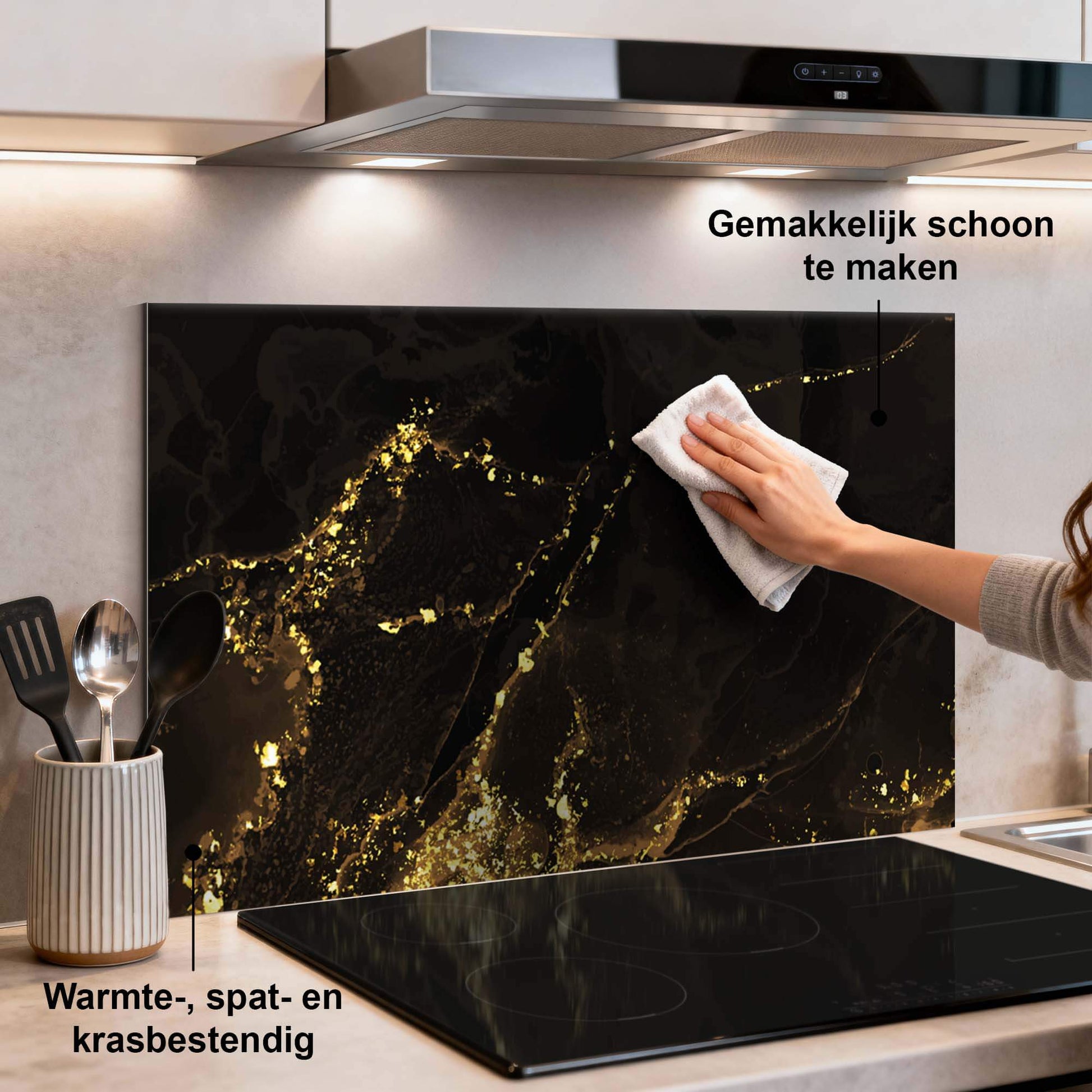 Elegante Spritzwand aus vergoldetem Marmor in der Küche, schwarz mit goldenen Akzenten, schützt als stilvolle Spritzwand.
