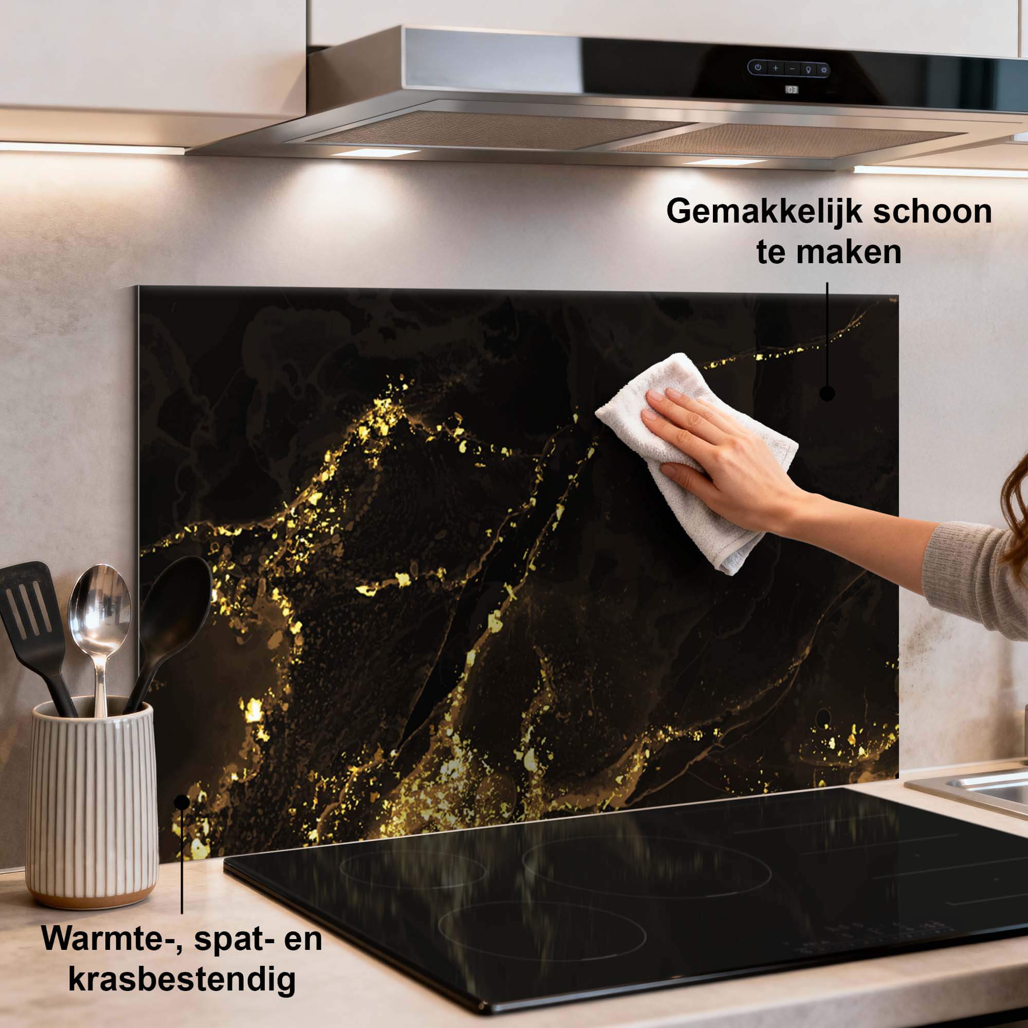 Elegante Spritzwand aus vergoldetem Marmor in der Küche, schwarz mit goldenen Akzenten, schützt als stilvolle Spritzwand.