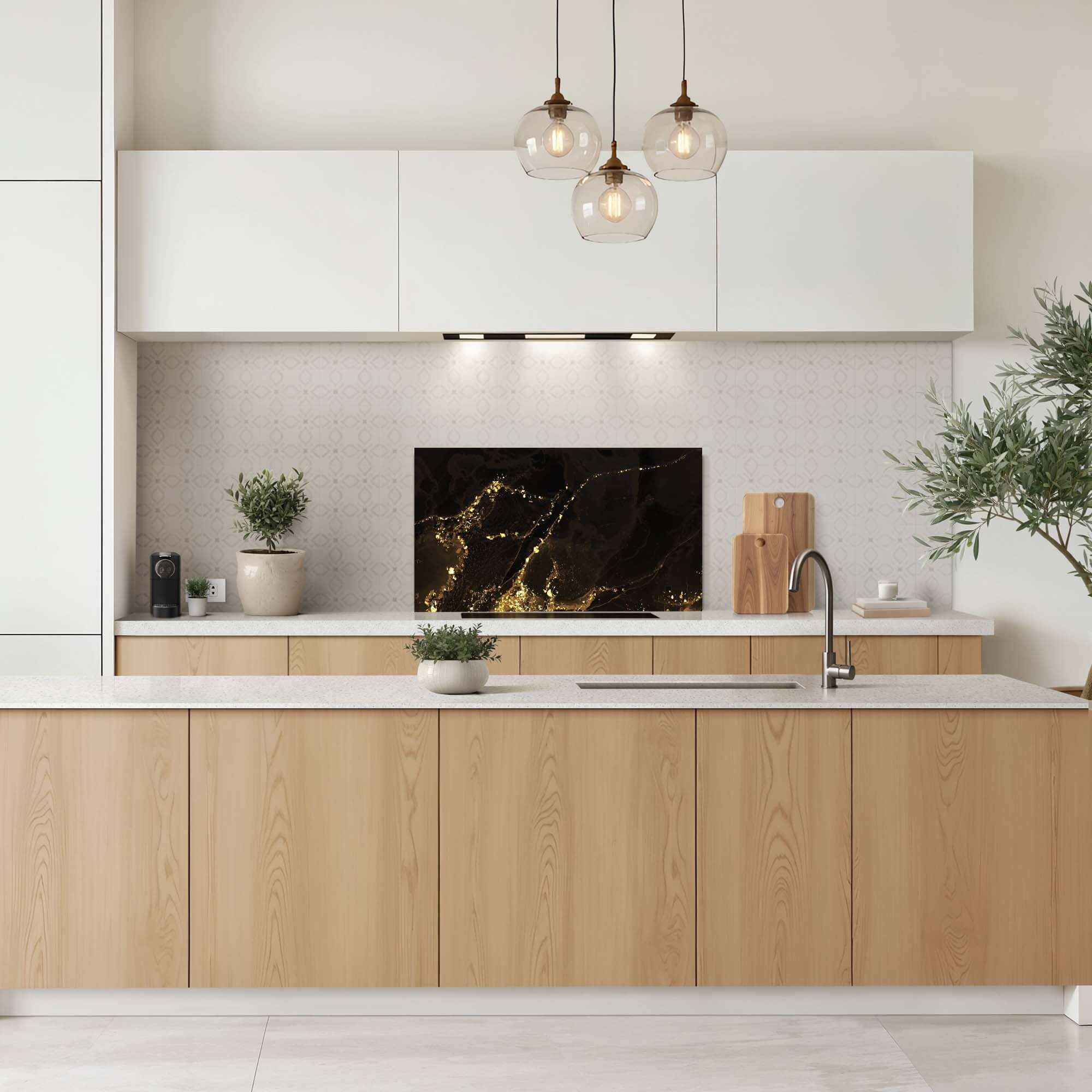 Vergoldeter Marmorsplashback in einer modernen Küche mit schwarzen und goldenen Marmorakzenten, der perfekte Splashback und Küchensplashback für einen luxuriösen Look.