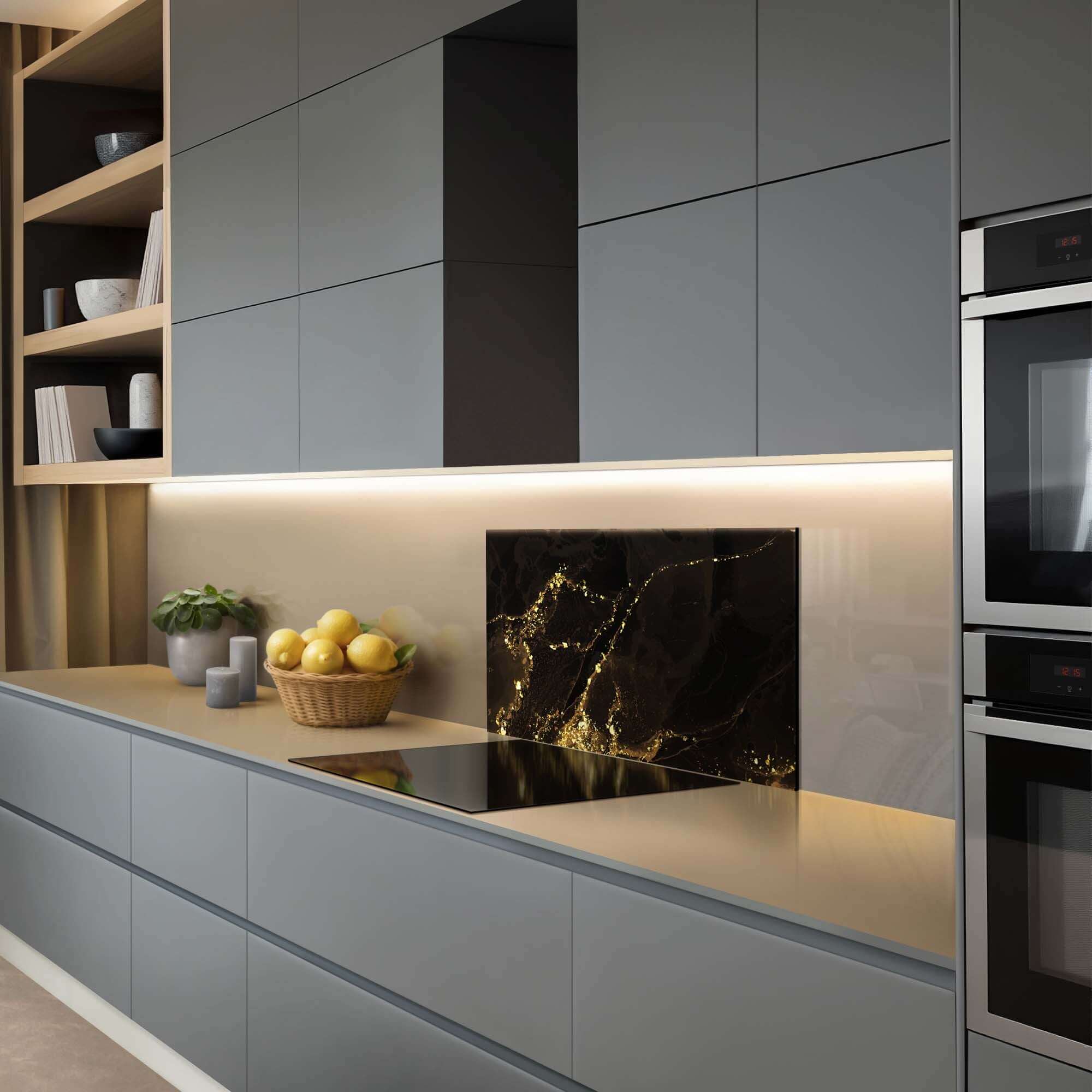 Vergoldeter Marmorspritzschutz in moderner Küche mit schwarzen und goldenen Akzenten, ideal als Küchenspritzschutz und Spritzschutz.