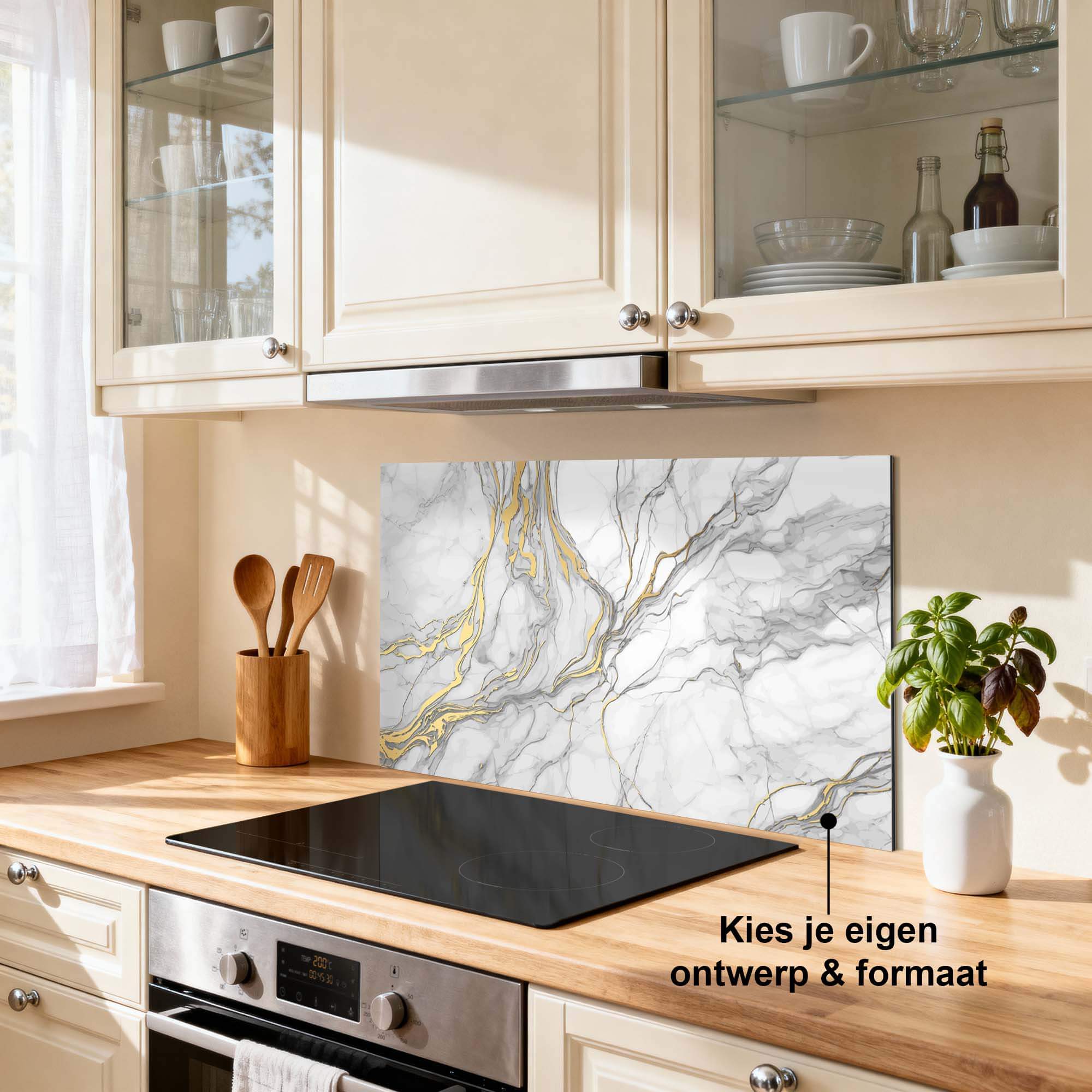 Eleganter Goldmarmor-Spritzschutz in der Küche mit goldenen Akzenten, Modernes Design für den Spritzschutz in der Küche, Dekoratives Element für den Spritzschutz.