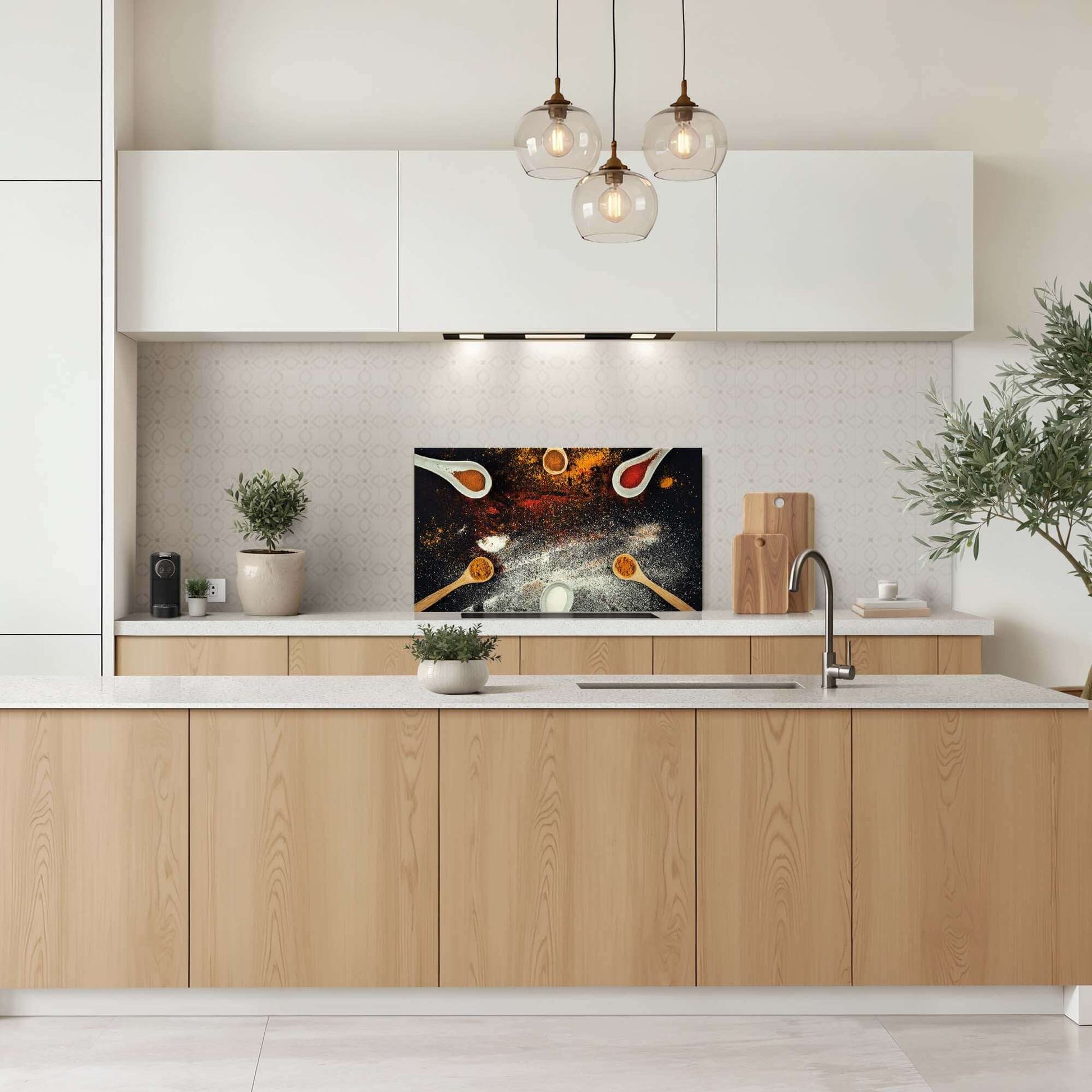 Spice Fusion Spritzschutz in moderner Küche mit Gewürzdesign, perfekt als Küchenspritzschutz oder Spritzwand, für Schutz und Ambiente.