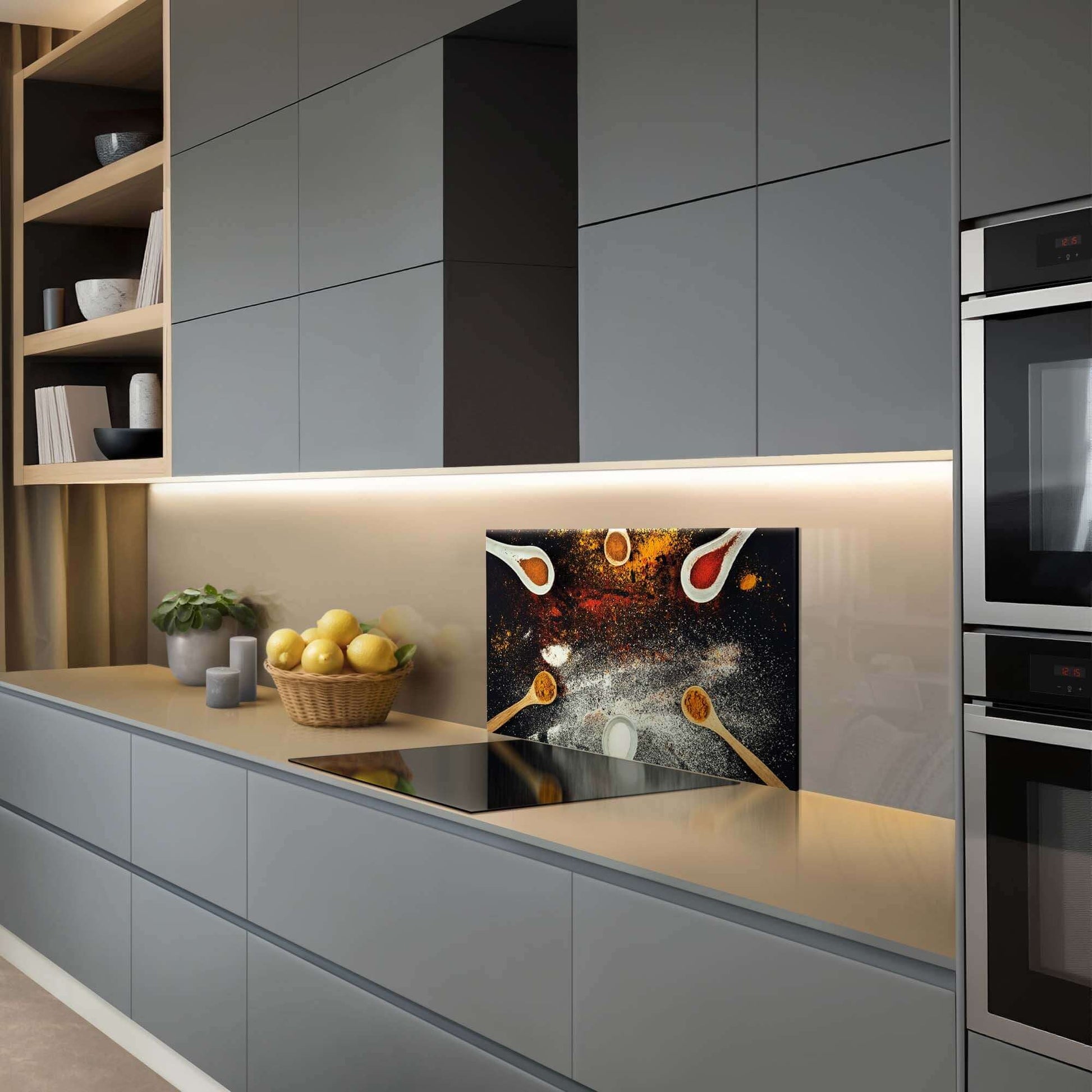 Spice Fusion Spritzwand in moderner Küche mit farbenfrohem Gewürzdesign, ideal als Spritzwand oder Küchenspritzwand.