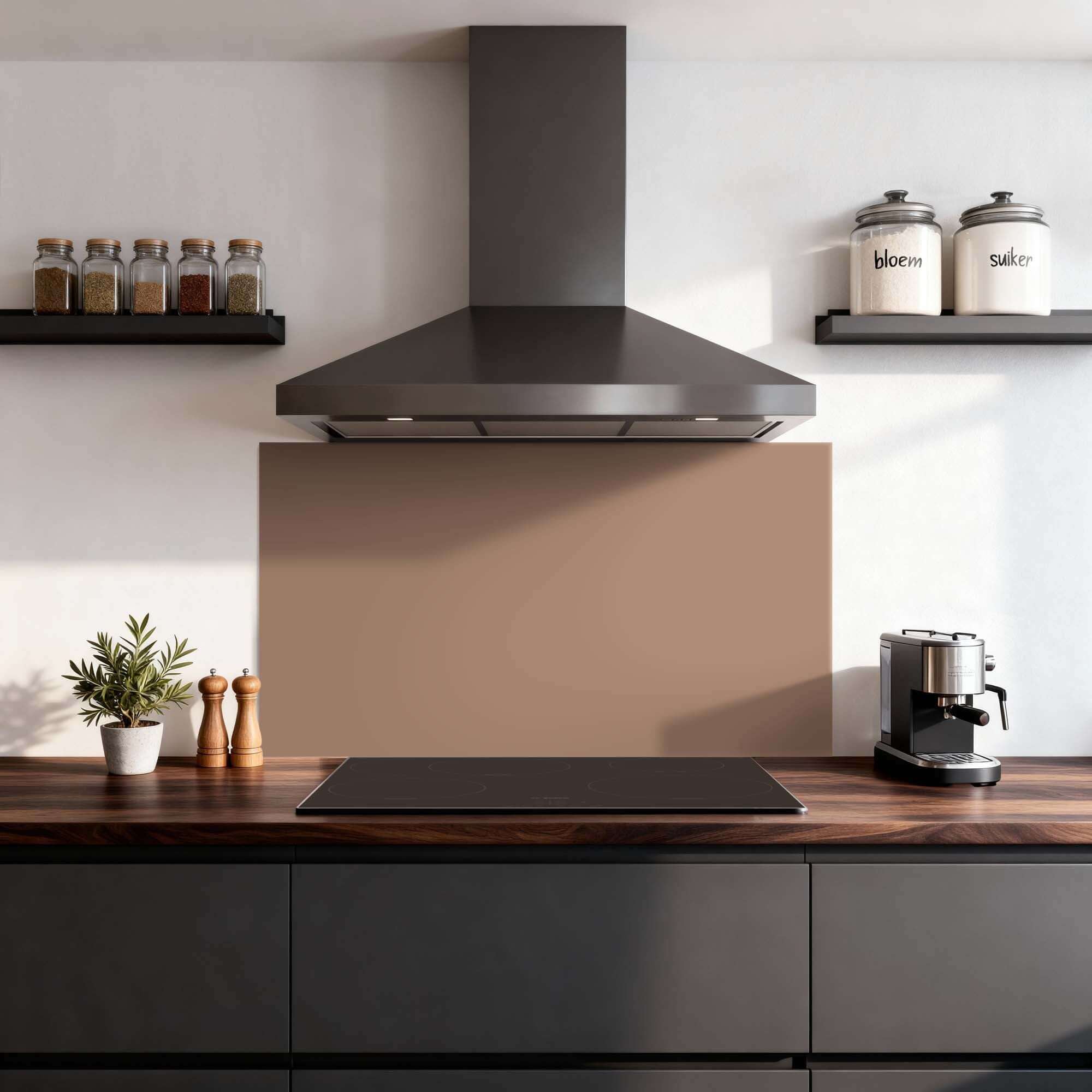 Mocha Mousse Splash Screen in einer modernen Küche, stilvoller warmer Taupe-Ton, Küchenspritzschutz für die Spritzwand.