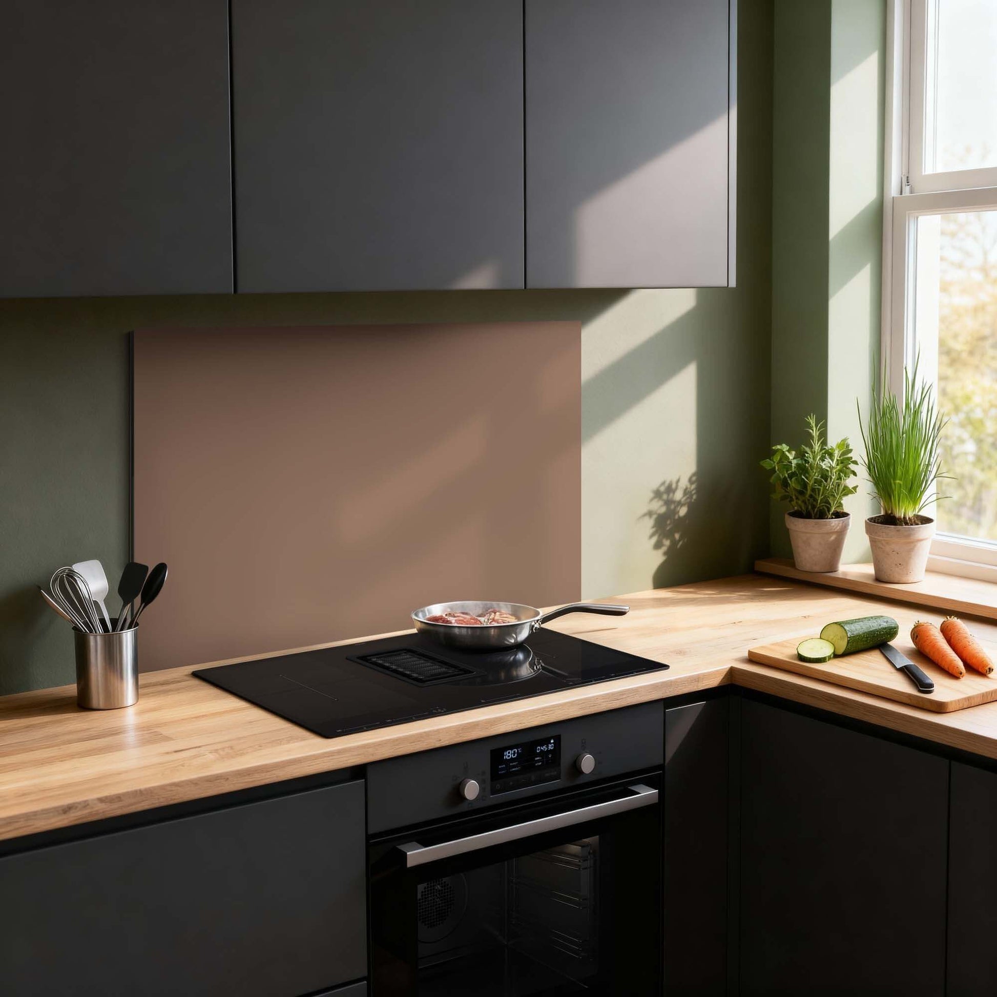 Mocha Mousse Splash Screen in moderner Küche mit Holzarbeitsplatte und Kräuterpflanzen