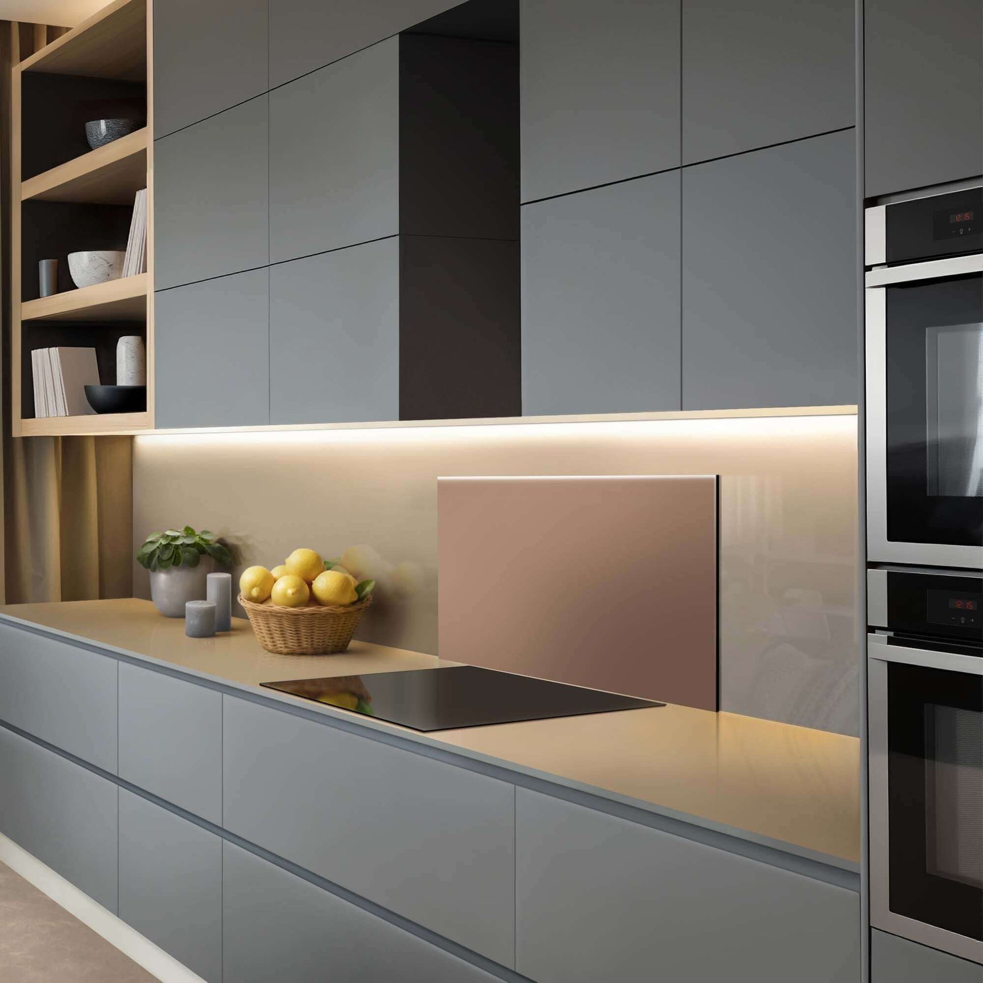 Mocha Mousse Splash Screen in einer modernen Küche mit taupe-braunem Farbton, Küchenspritzschutz ideal für den Schutz der Spritzwand.