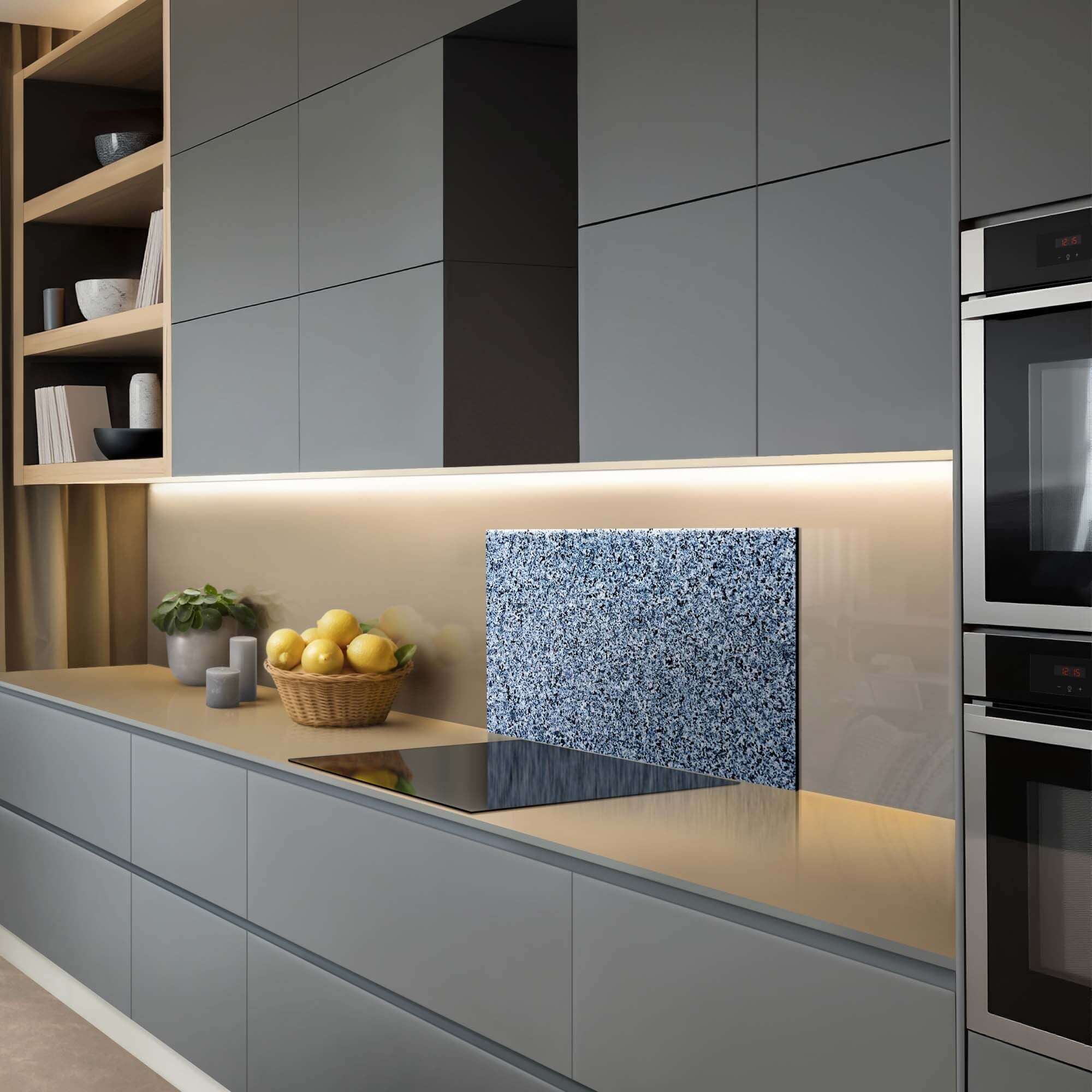 Baltischer Granitsplashback in einer modernen Küche mit blauem Granit für einen stilvollen Splashback und zusätzlichen Schutz.
