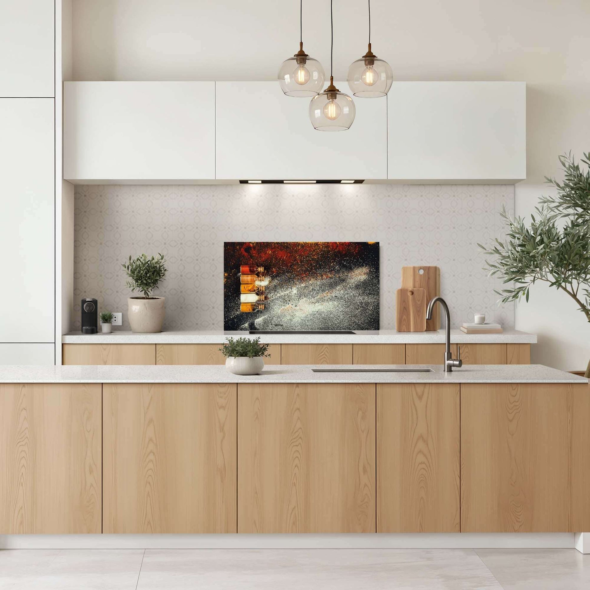 Moderne Küche mit Gewürzflaschen Splash Screen und bunten Gewürzen, einschließlich Kitchen Splash Screen und Splash Wall für Stil und praktischen Nutzen.