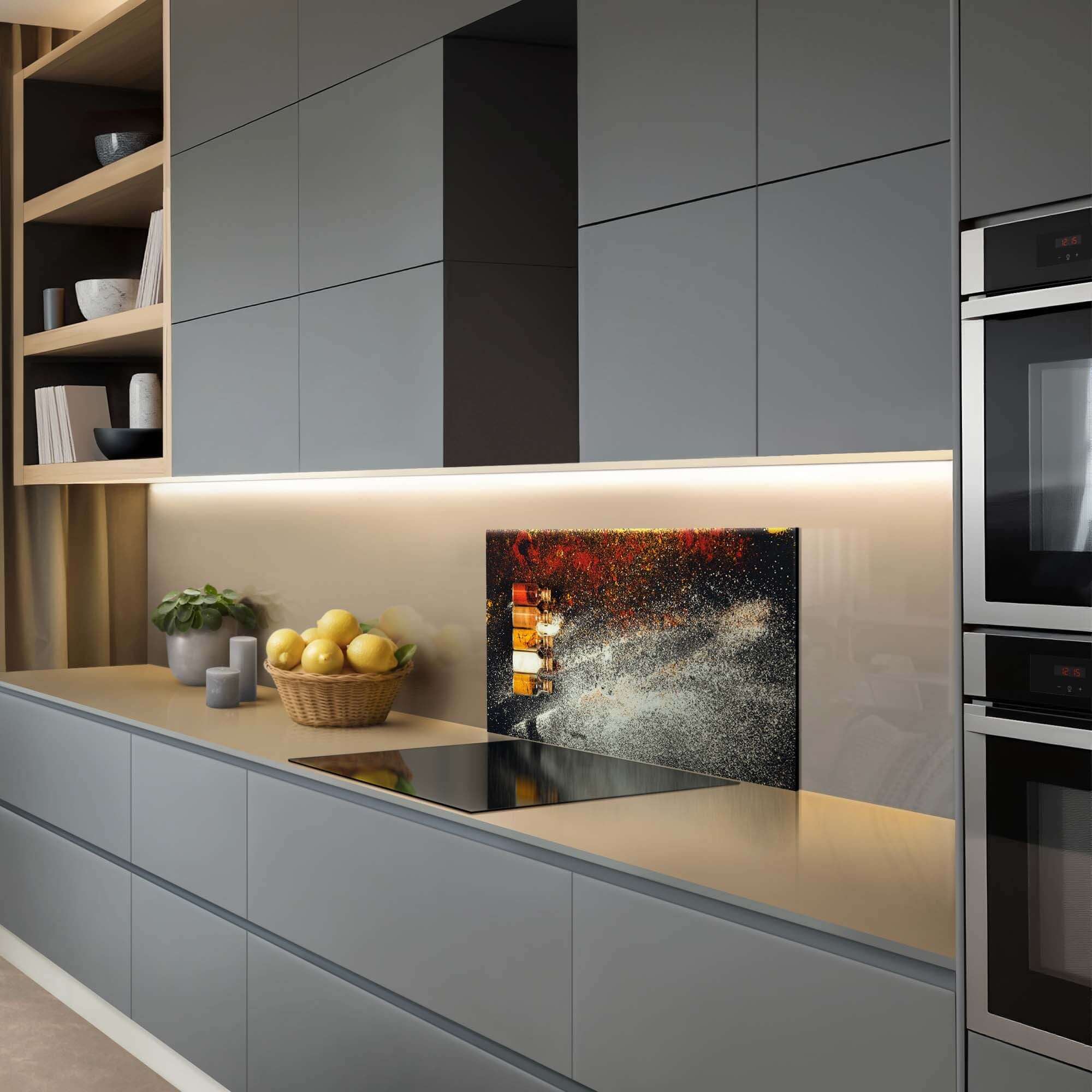 Gewürzflaschen-Spritzwand in der modernen Küche, bunte Gewürze in Glasflaschen, stilvolle Küchen-Spritzwand und Spritzwand.