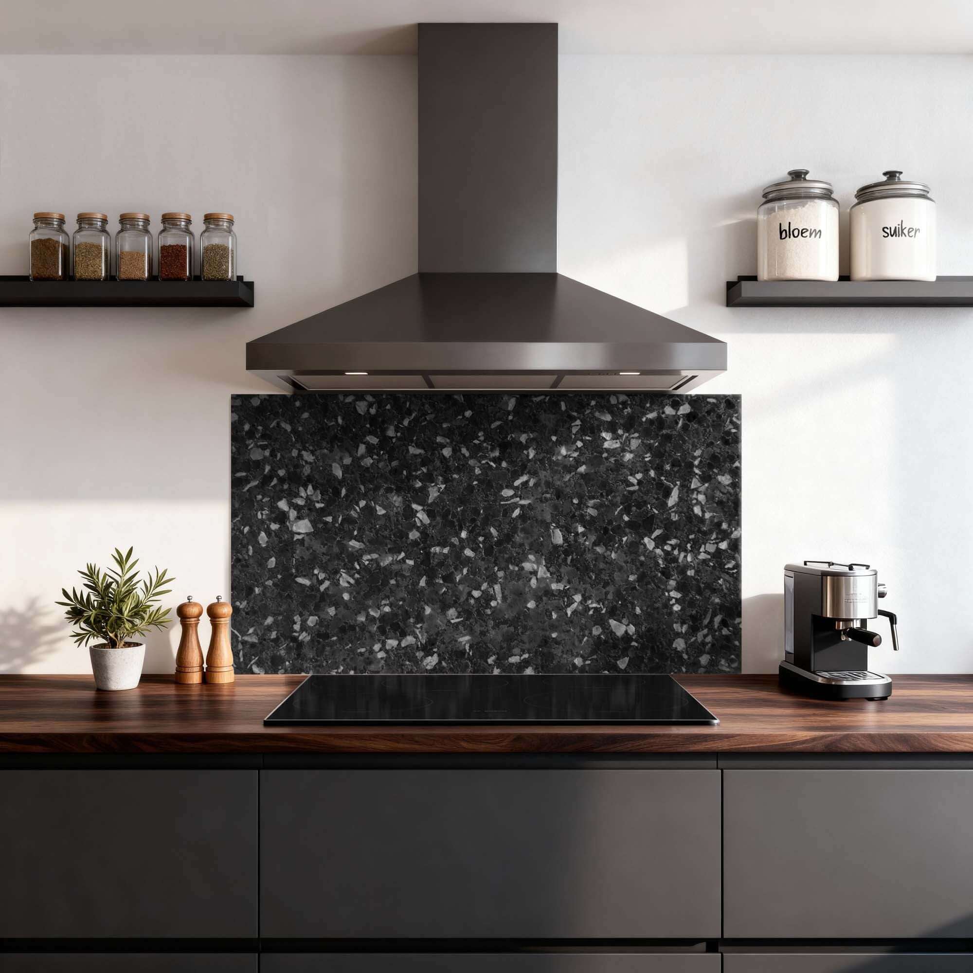 Obsidian Granite Splashback in der modernen Küche mit luxuriöser Granitstruktur, ideal als kratzfeste und hitzebeständige Küchenabdeckung.