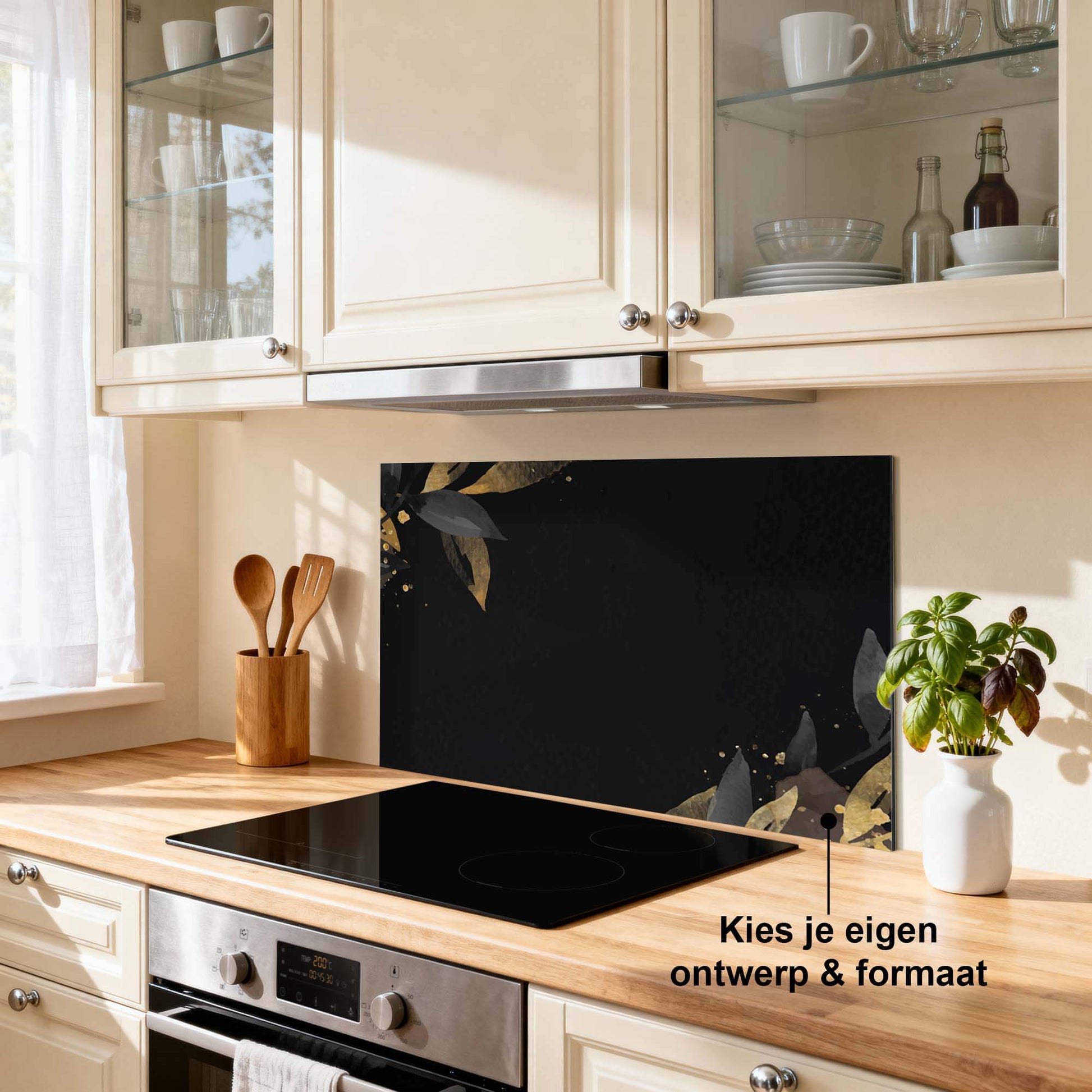 Black Olive Spritzschutz in der Küche mit goldenen olivgrünen Akzenten, hitze- und kratzfester Spritzschutz für einen luxuriösen Look.