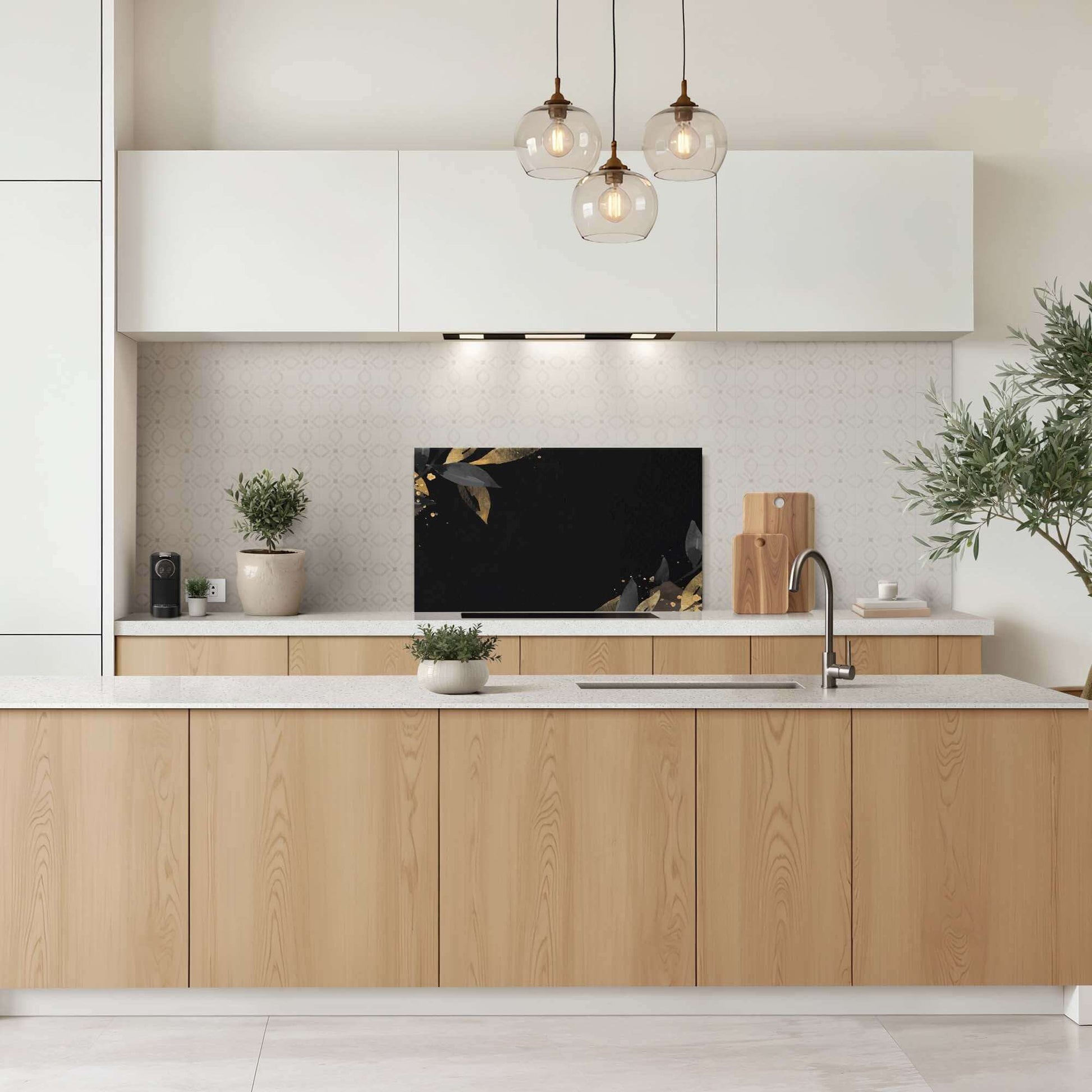Black Olive Splashback in einer modernen Küche mit schwarzem und goldenem Splashback, hitzebeständig und kratzfest.