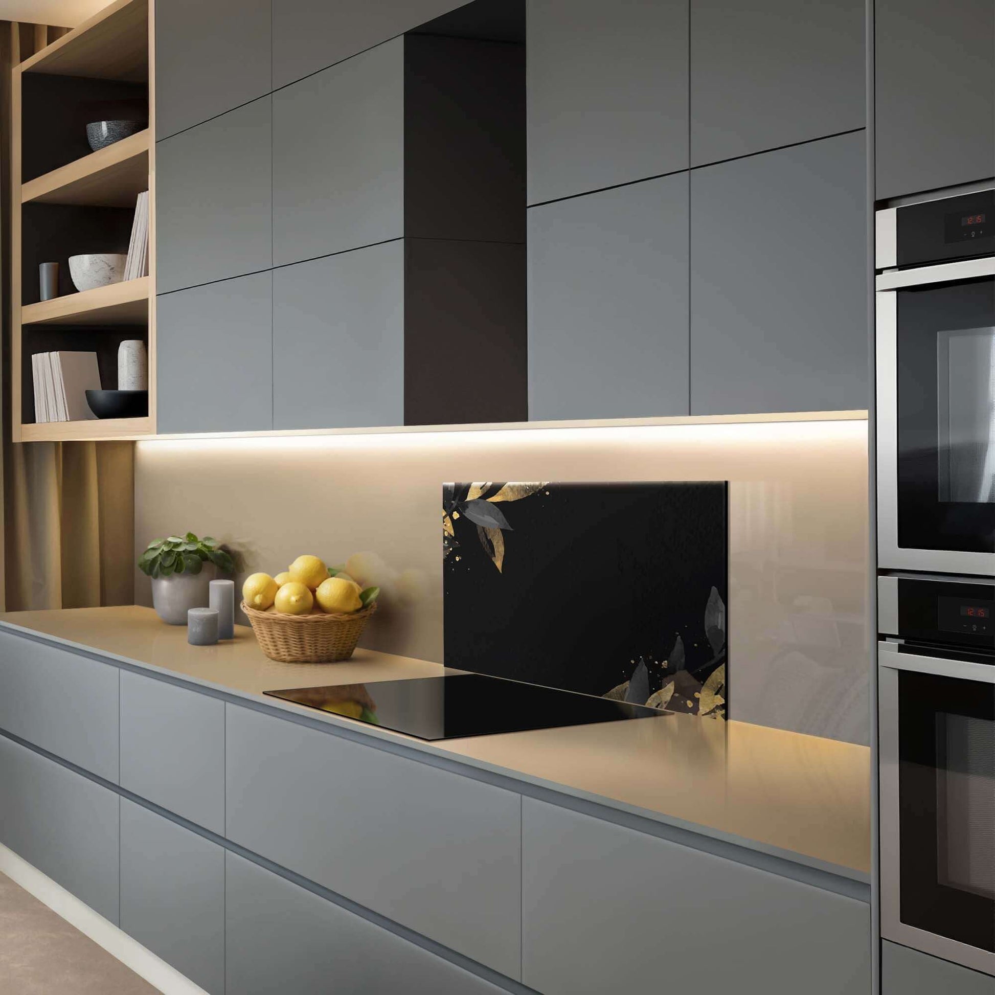 Elegante Küche mit Black Olive Splashback, hitzebeständiger Spritzschutz mit goldenen Oliven-Akzenten für einen luxuriösen Küchenstil.