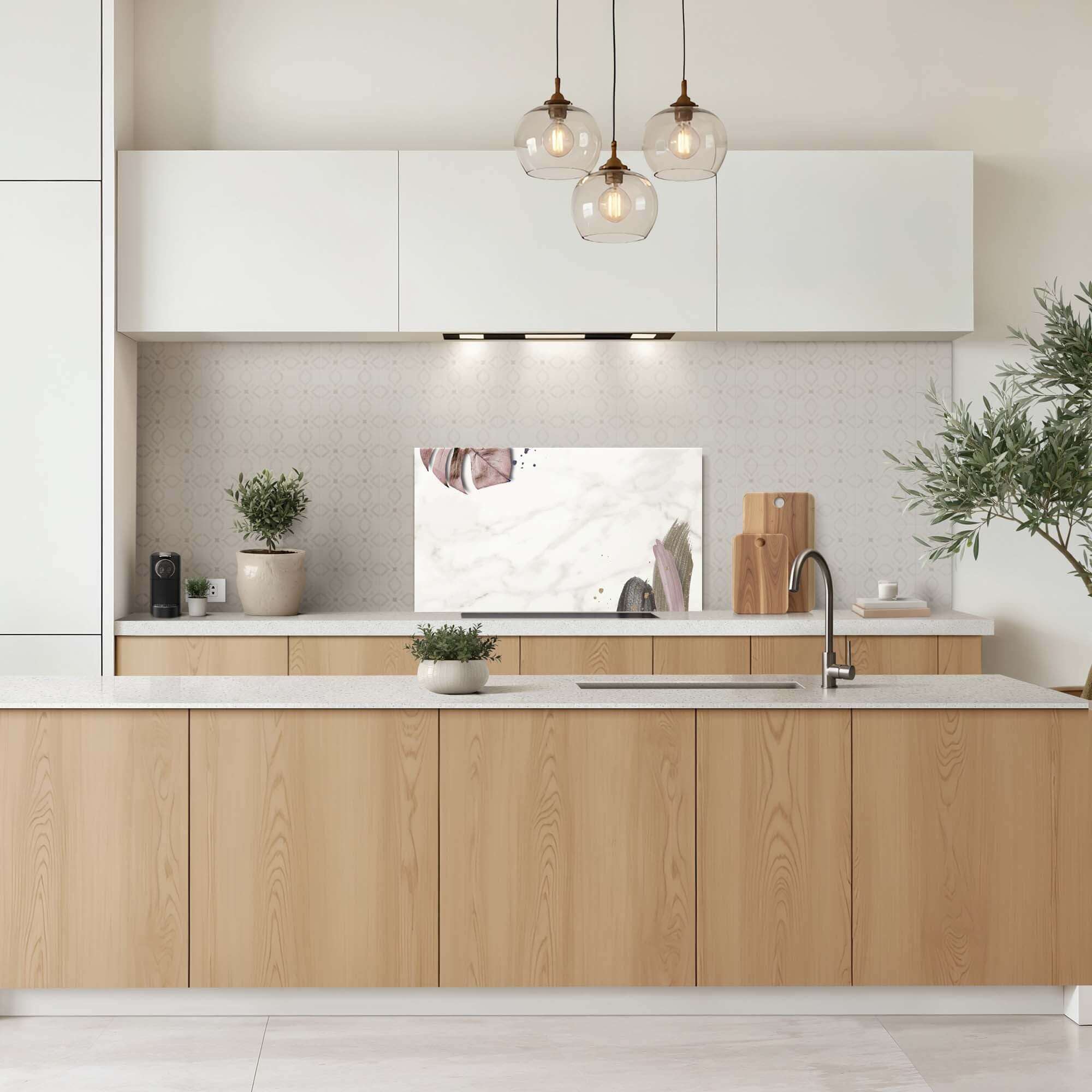 Soft Blush Splashback in der modernen Küche mit dezentem Marmor-Design und rosa, goldenen Akzenten, perfekt als Spritzschutz und Küchenrückwand.