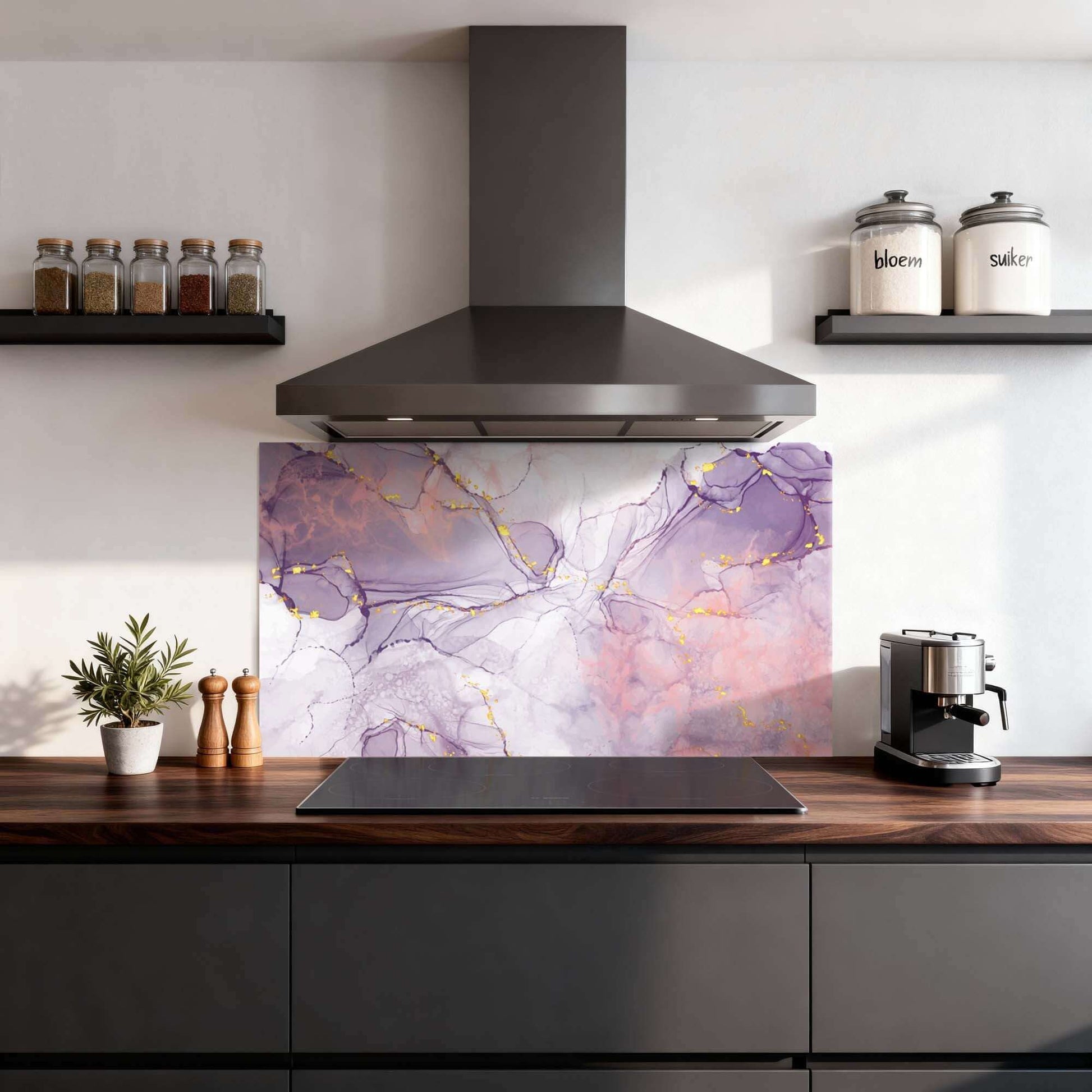 Lavendelfarbener Marmorsplashback in der Küche, Splashback mit Lavendeltönen und goldenen Akzenten, stilvoller Küchensplashback für Eleganz und Farbe.