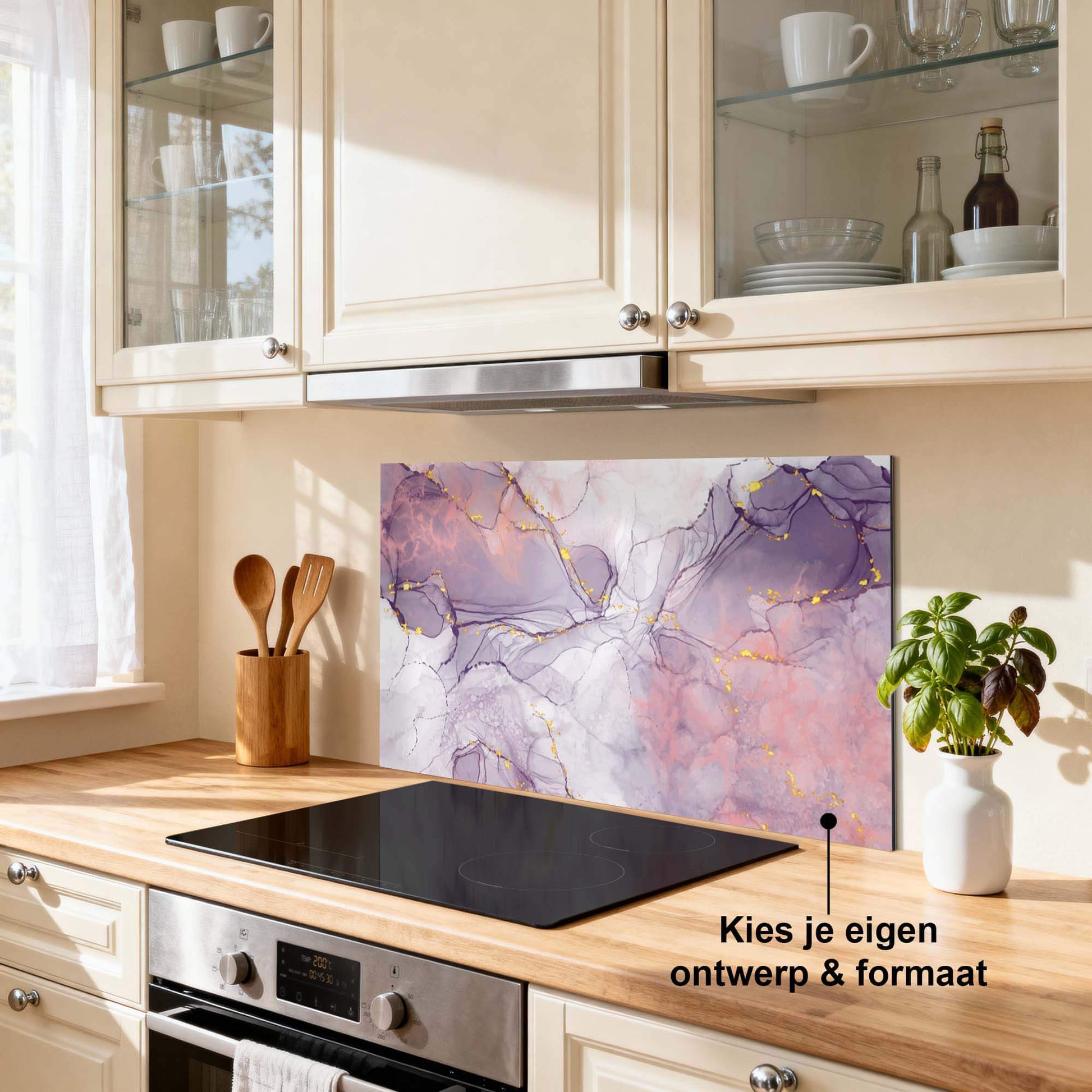 Lavendelfarbener Marmorsplashback in einer Küche mit lavendelfarbenen Tönen und goldenen Akzenten, ideal als stilvoller Küchensplashback oder Spritzschutz.
