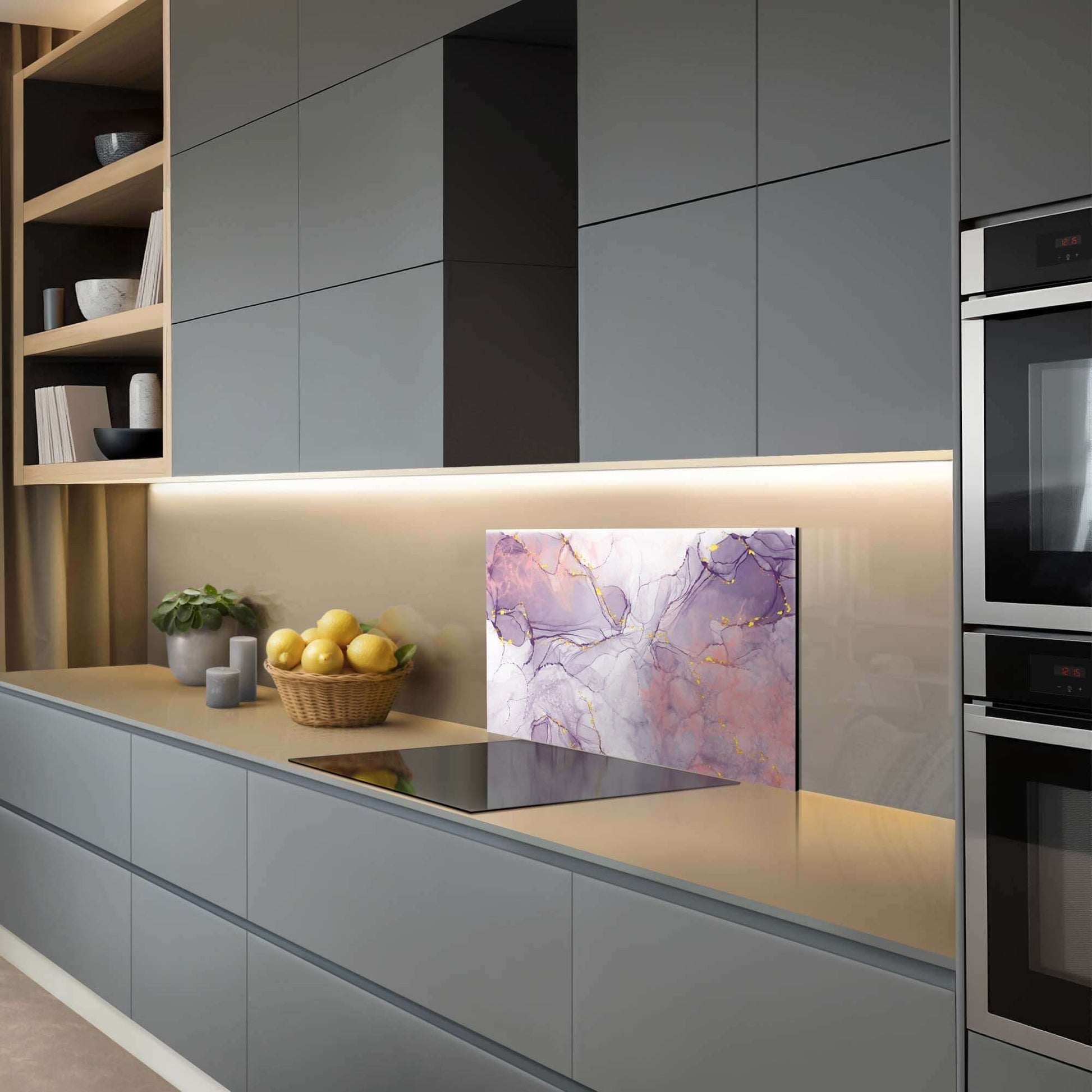 Lavendelfarbener Marmorspritzschutz in moderner Küche mit lavendelfarbenen und goldenen Akzenten, Spritzschutz, Küchenspritzschutz, stilvolle Spritzwand