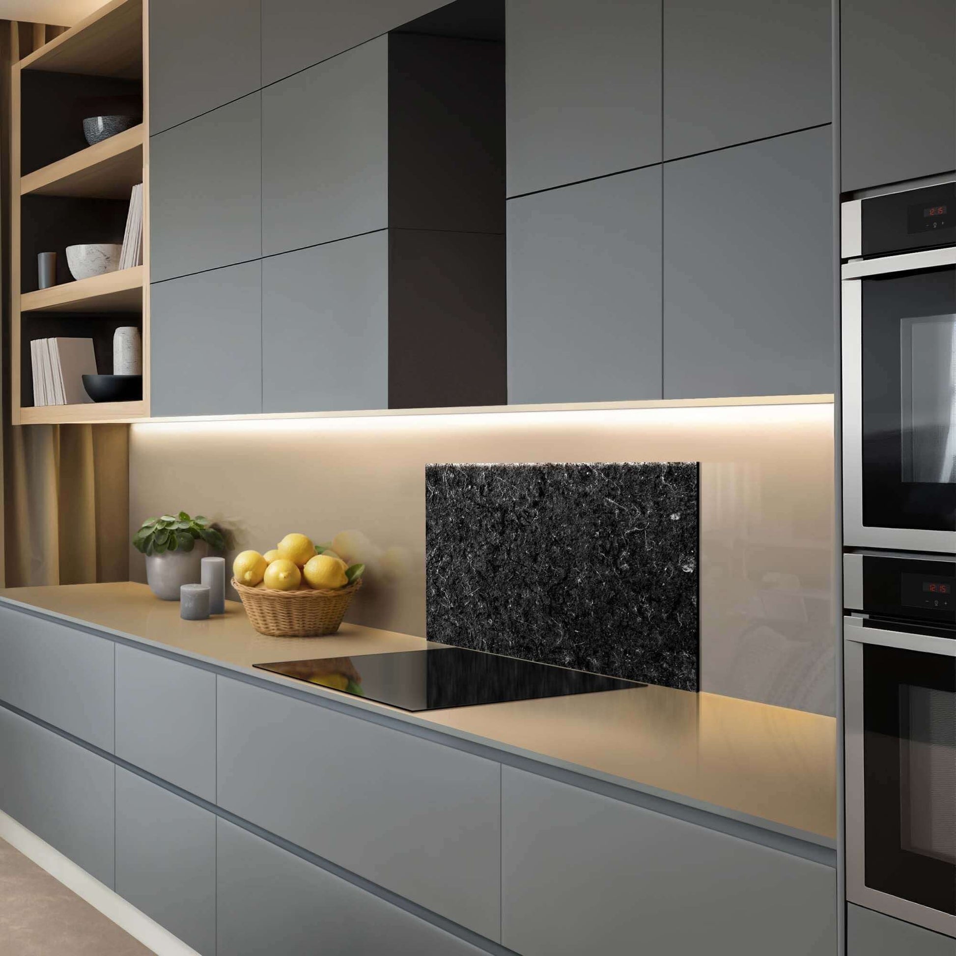 Nero Marmor in der modernen Küche, hitzebeständige und kratzfeste Spritzwand mit luxuriöser schwarzer Marmoroptik, perfekt als Küchenspritzwand.