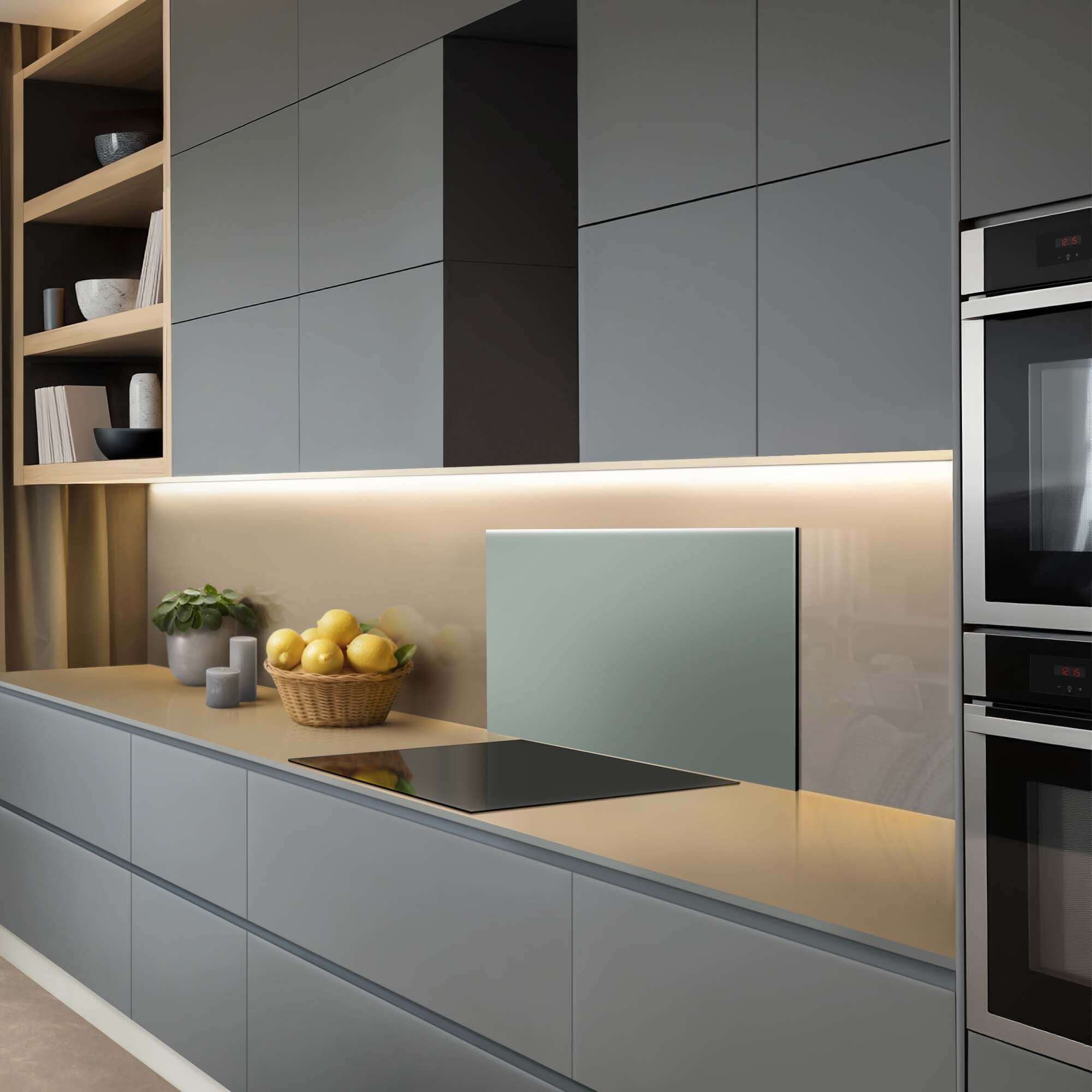 Eisberggrüner Spritzschutz in einer modernen Küche, ein schlichter Spritzschutz, ideal für Holz, Schwarz und erdige Farben. Perfekter Küchen-Spritzschutz.