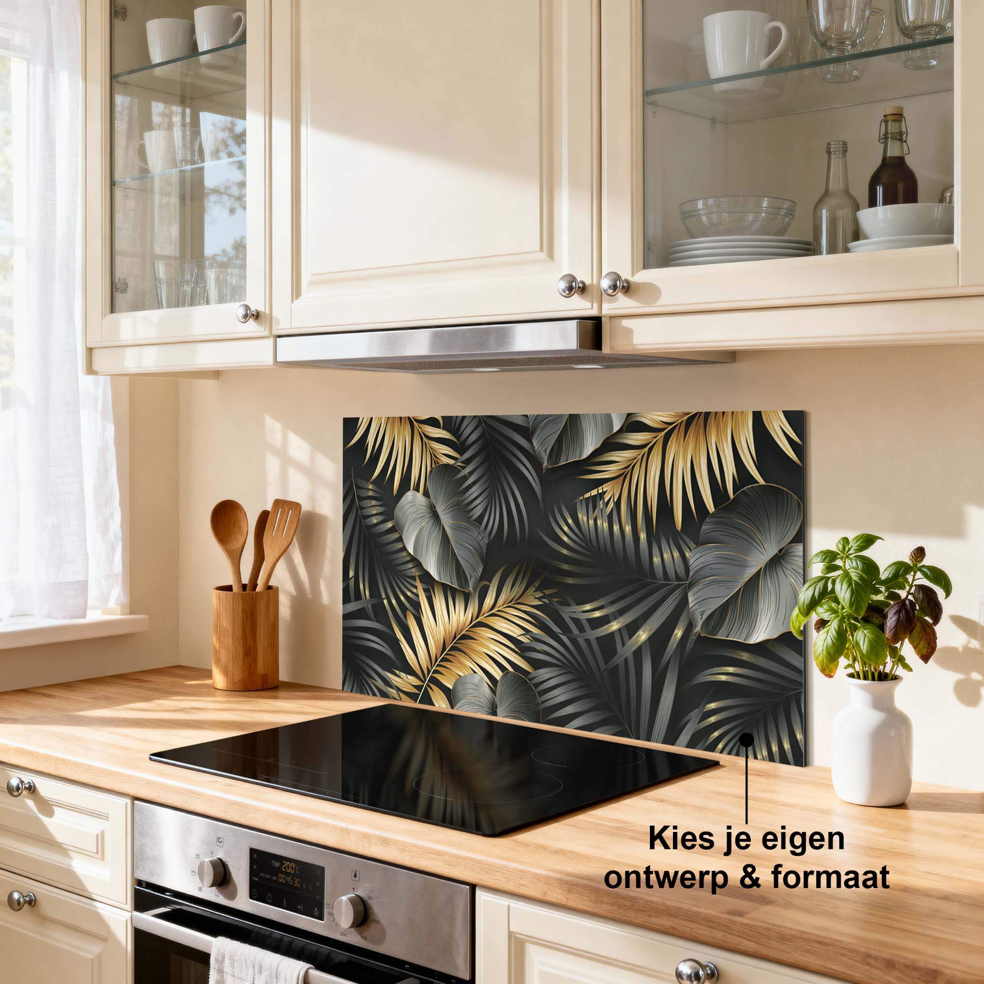 Goldene Palmen Splash Screen mit goldenen Palmenblättern in einer Küche, ideal als Spritzwand und Küchenspritzwand.
