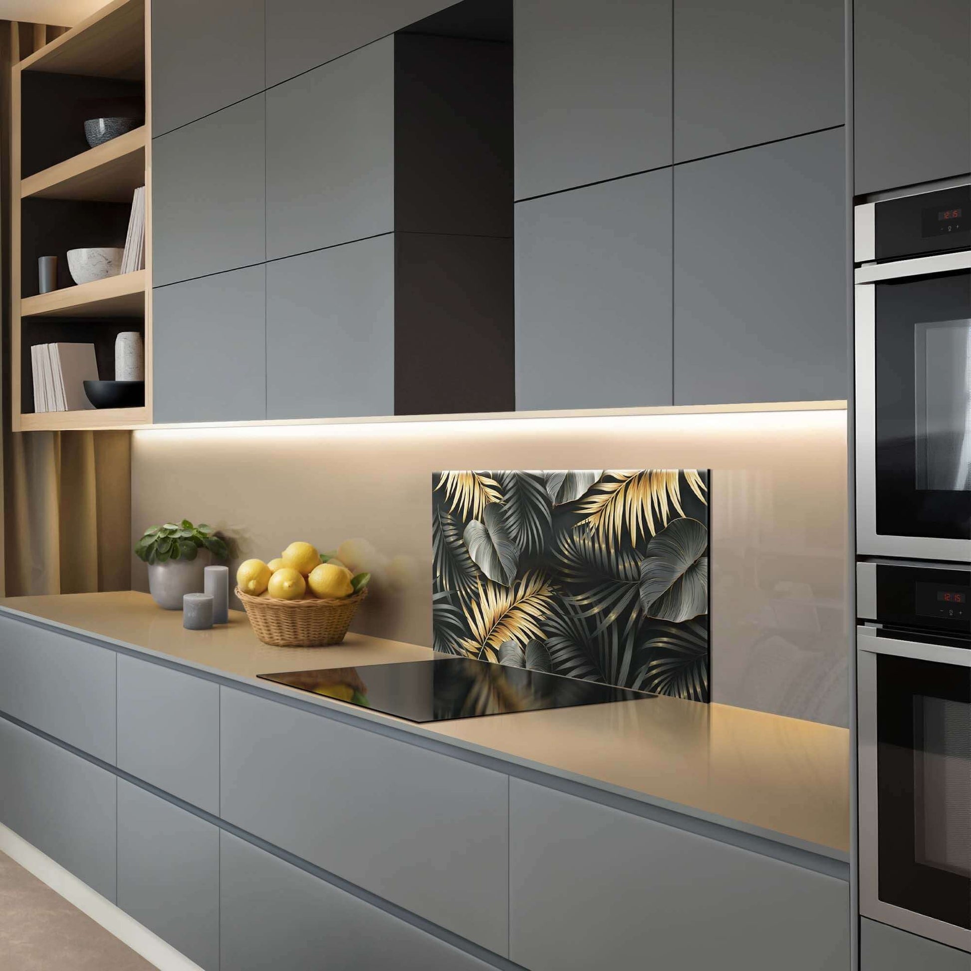 Goldene Palmen Spritzschutz in moderner Küche mit schwarzen und goldenen Blättern, eleganter Spritzschutz für einen luxuriösen Look.