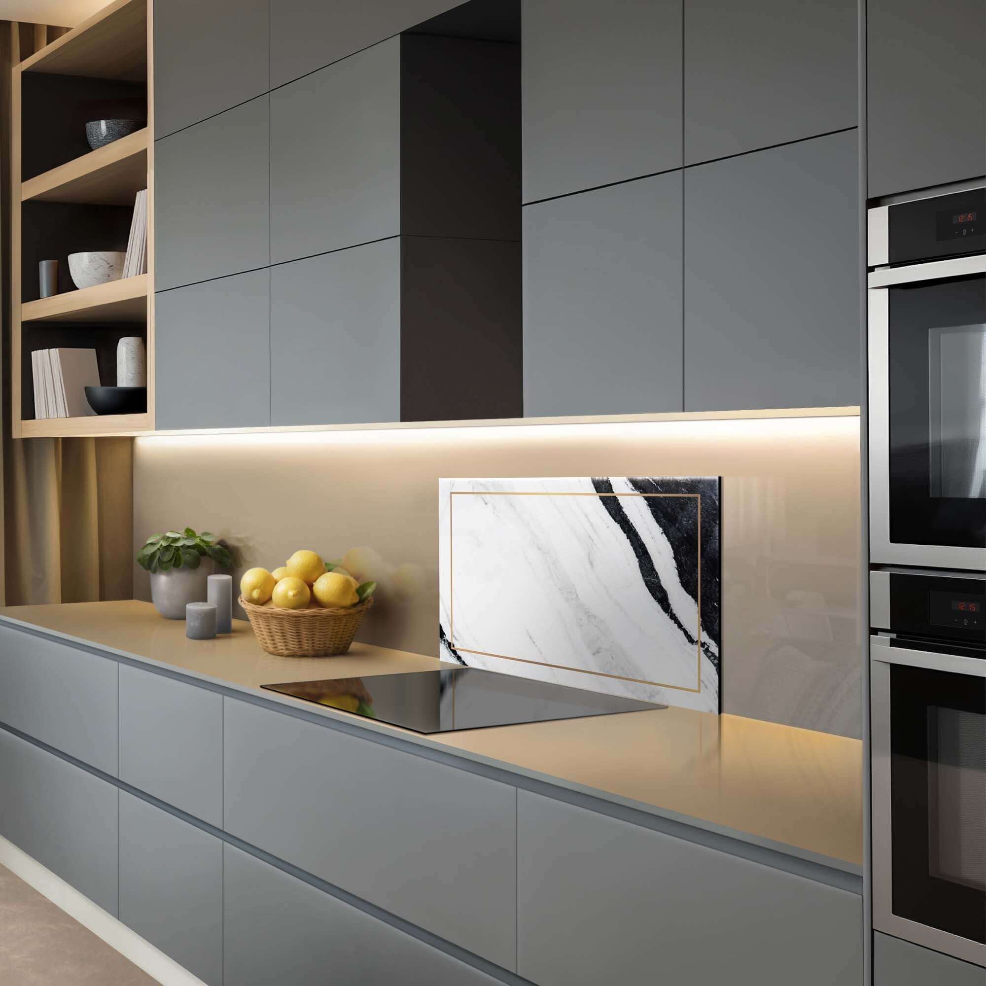 Moderner Marmor-Spritzschutz mit Goldakzent in der modernen Küche, ideal als Spritzwand und Küchen-Spritzschutz. Zeitloses und stilvolles Design.