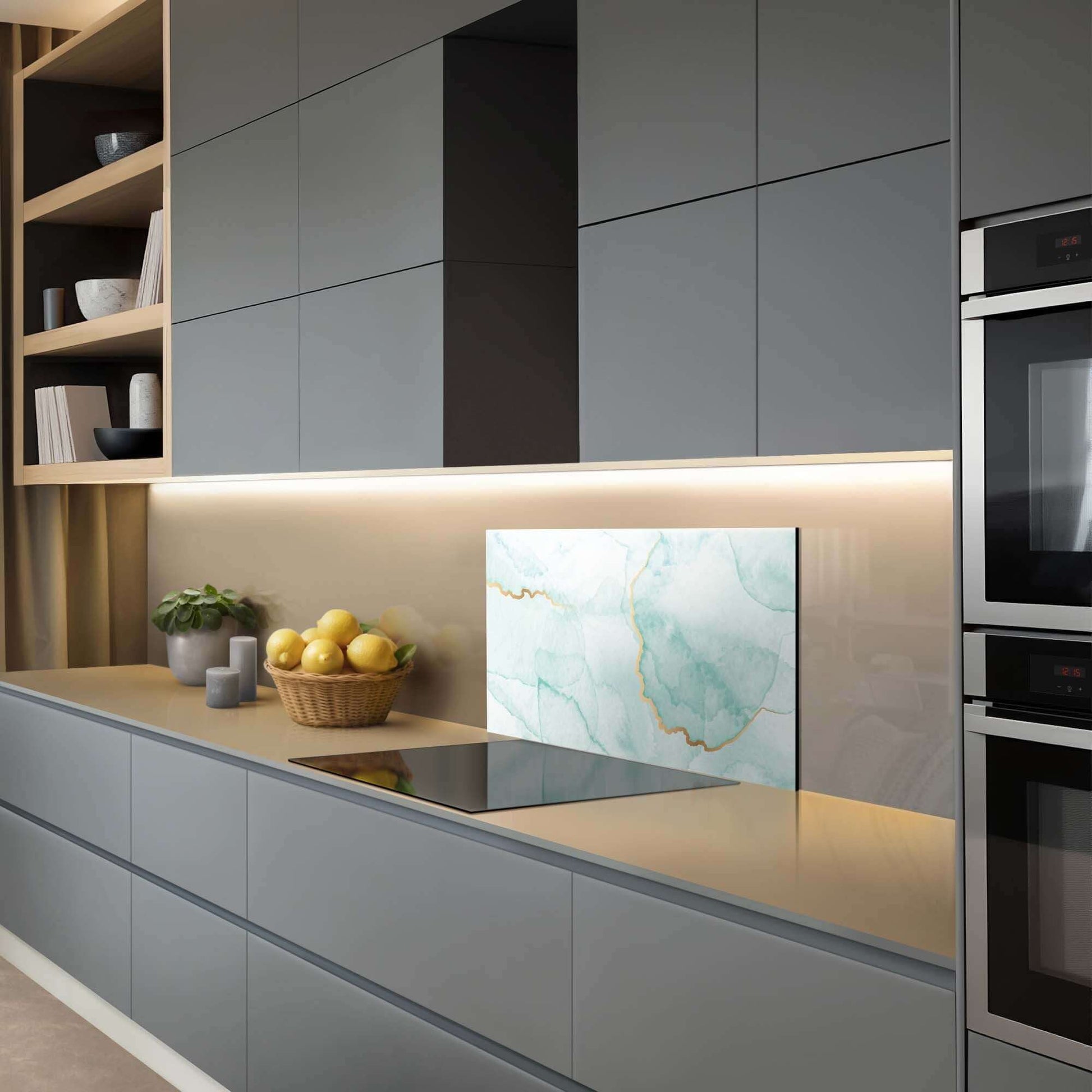 Küche mit Misty Jade Spritzschutz mit jadegrünem Marmordesign und goldenen Adern, der ideale Spritzschutz für eine elegante Küchengestaltung.