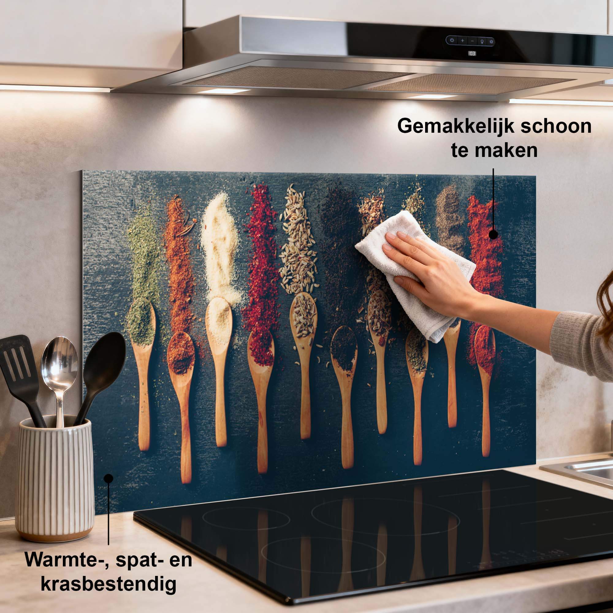 Spice Palette Splash Screen in einer modernen Küche, bunte Gewürze auf Holzlöffeln, ideal als Küchenspritzschutz und Spritzwand.