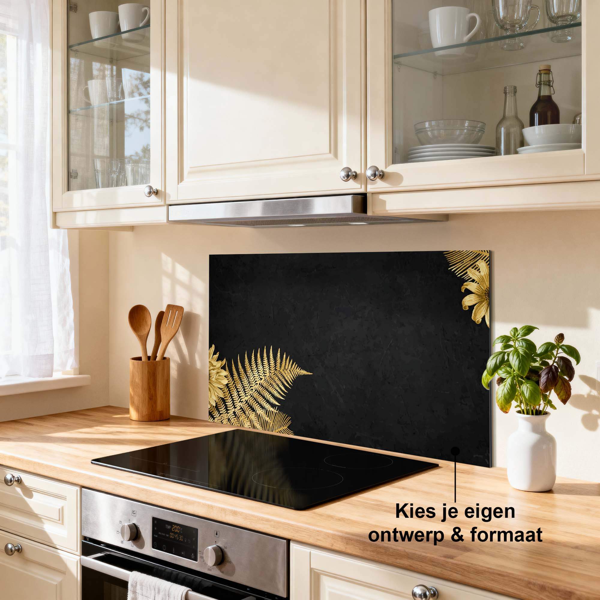 Golden Fern Touch Spritzschutz in der Küche mit schwarzen und goldenen Farnen, stilvolle Spritzschutzwand für die Küche, Spritzschutzdesign