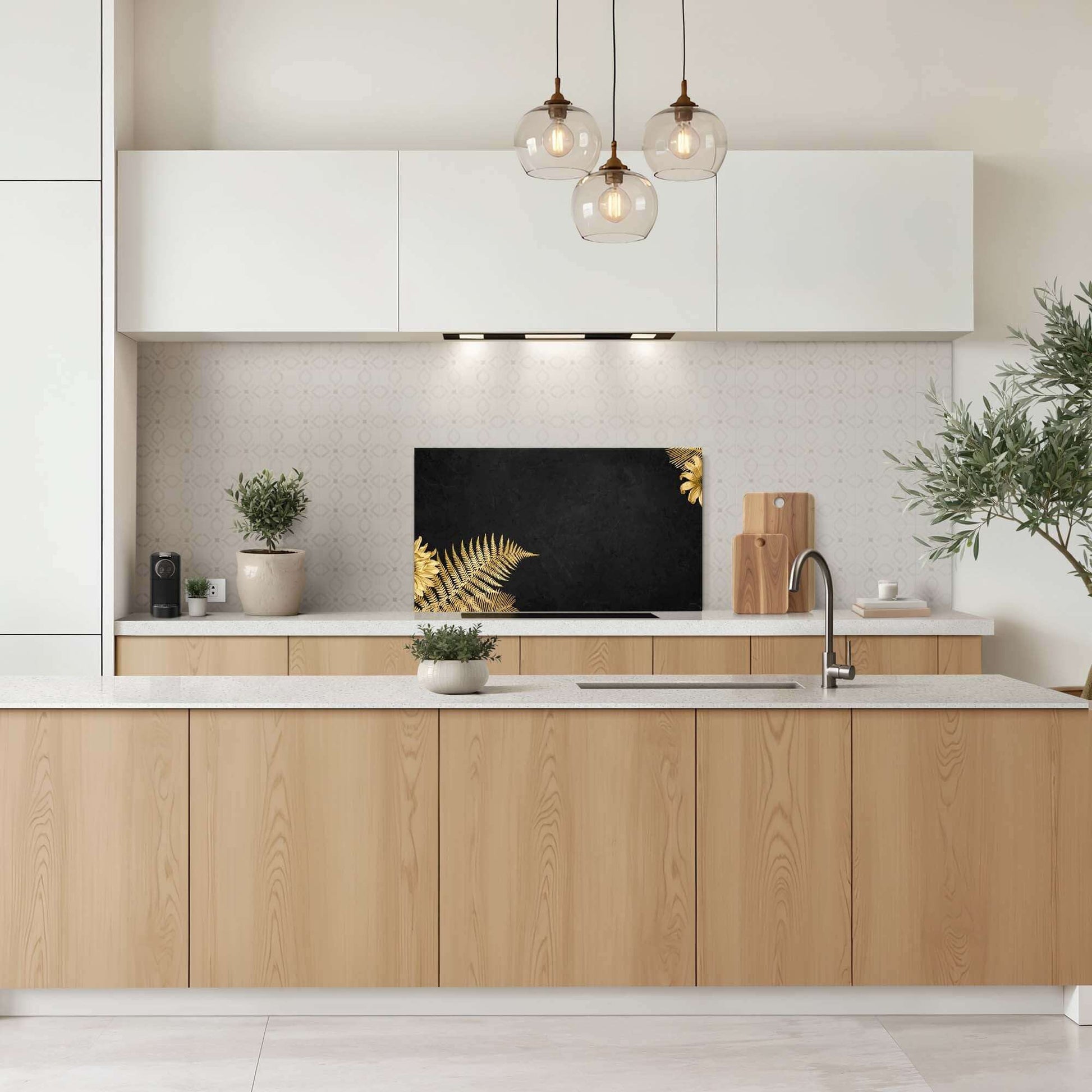 Küche mit Golden Fern Touch Splashback, luxuriöse Spritzwand mit schwarzen und goldenen Farnen, Eleganz für Ihre Spritzwand.