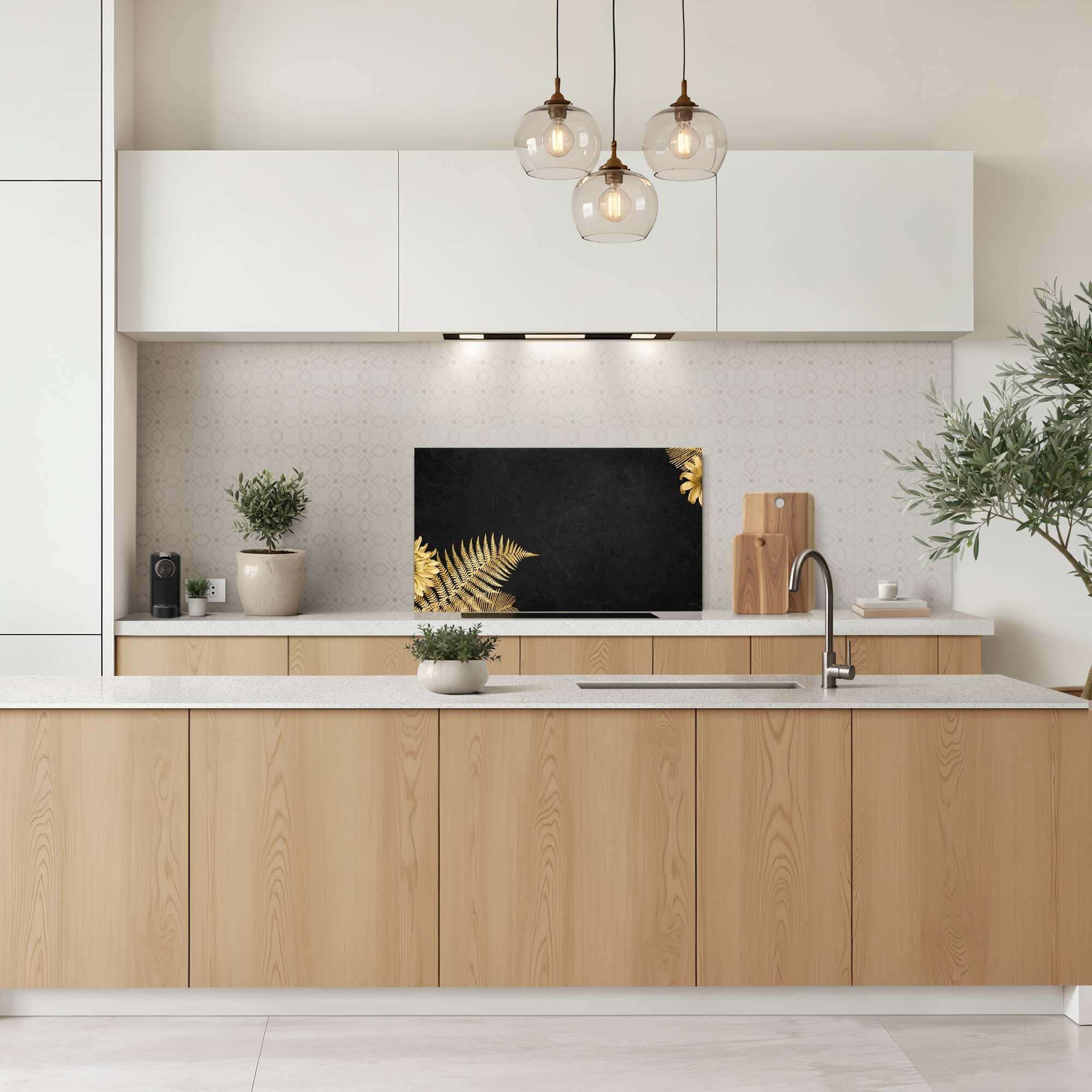 Küche mit Golden Fern Touch Splashback, luxuriöse Spritzwand mit schwarzen und goldenen Farnen, Eleganz für Ihre Spritzwand.