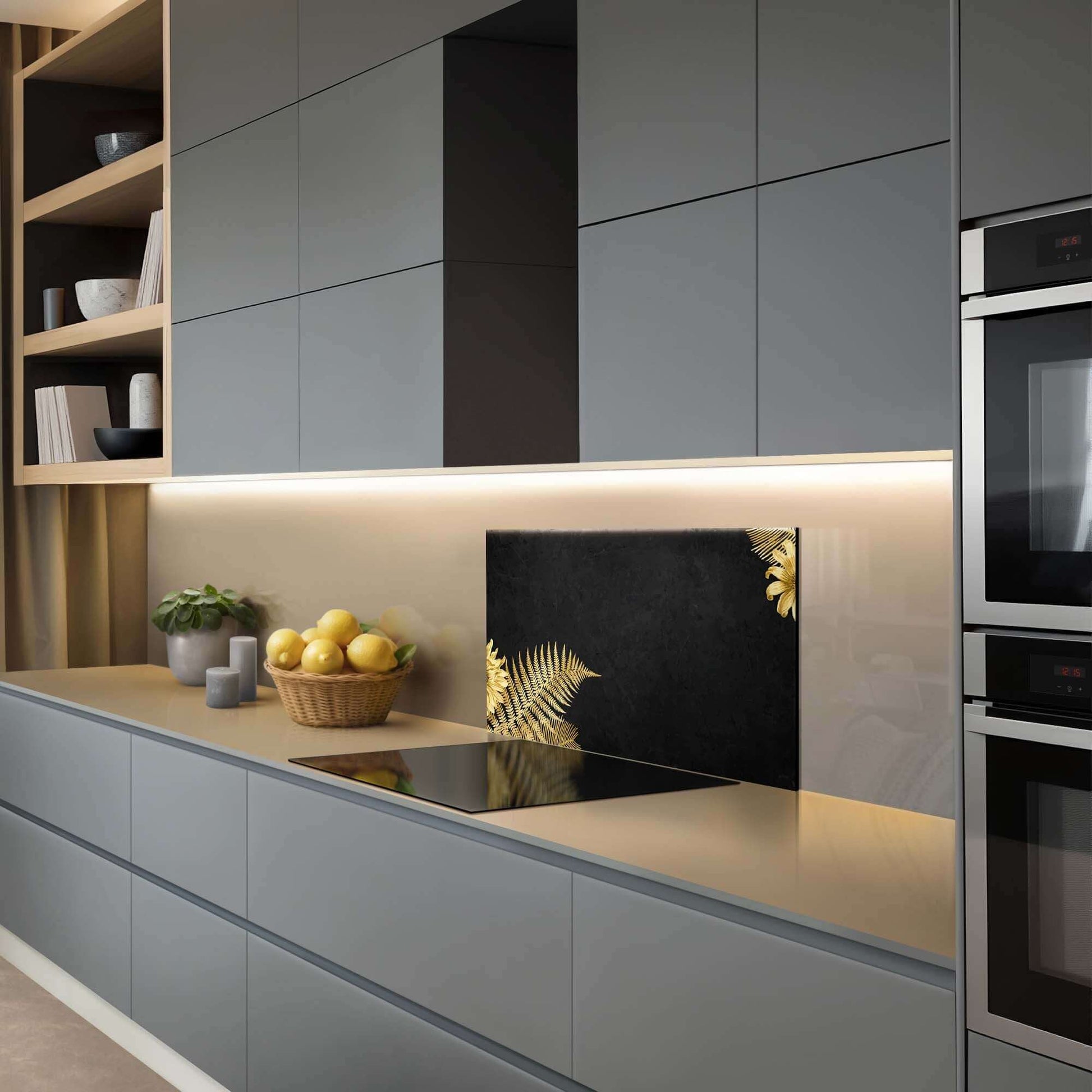 Golden Fern Touch Splashback in der modernen Küche, Spritzschutz mit tiefschwarzen und goldenen Farnen, ideal als Spritzschutz in der Küche.