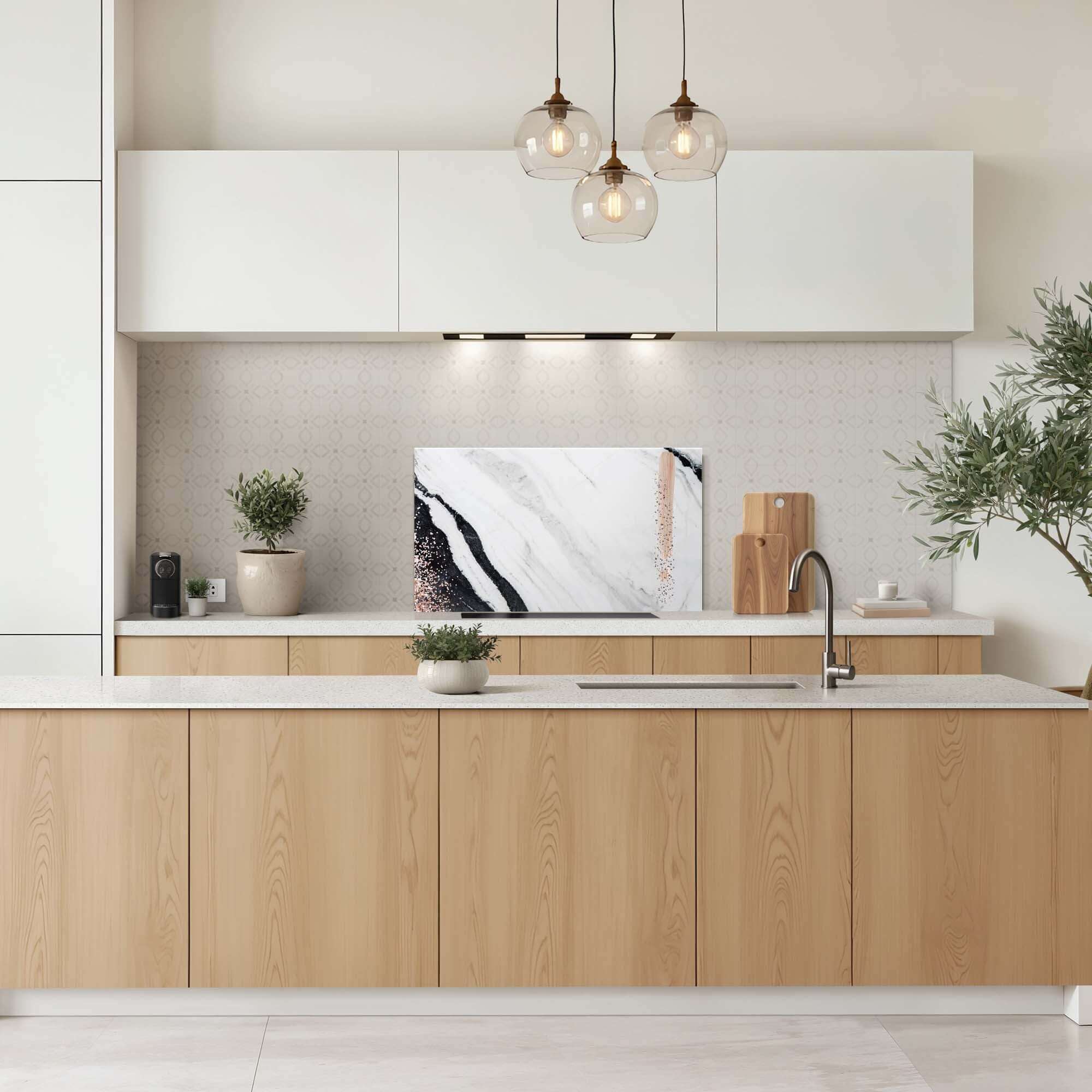 Luxuriöse Küche mit Marble Blush Splashback, einer eleganten Spritzwand mit Marmorstruktur und erröteten Akzenten.