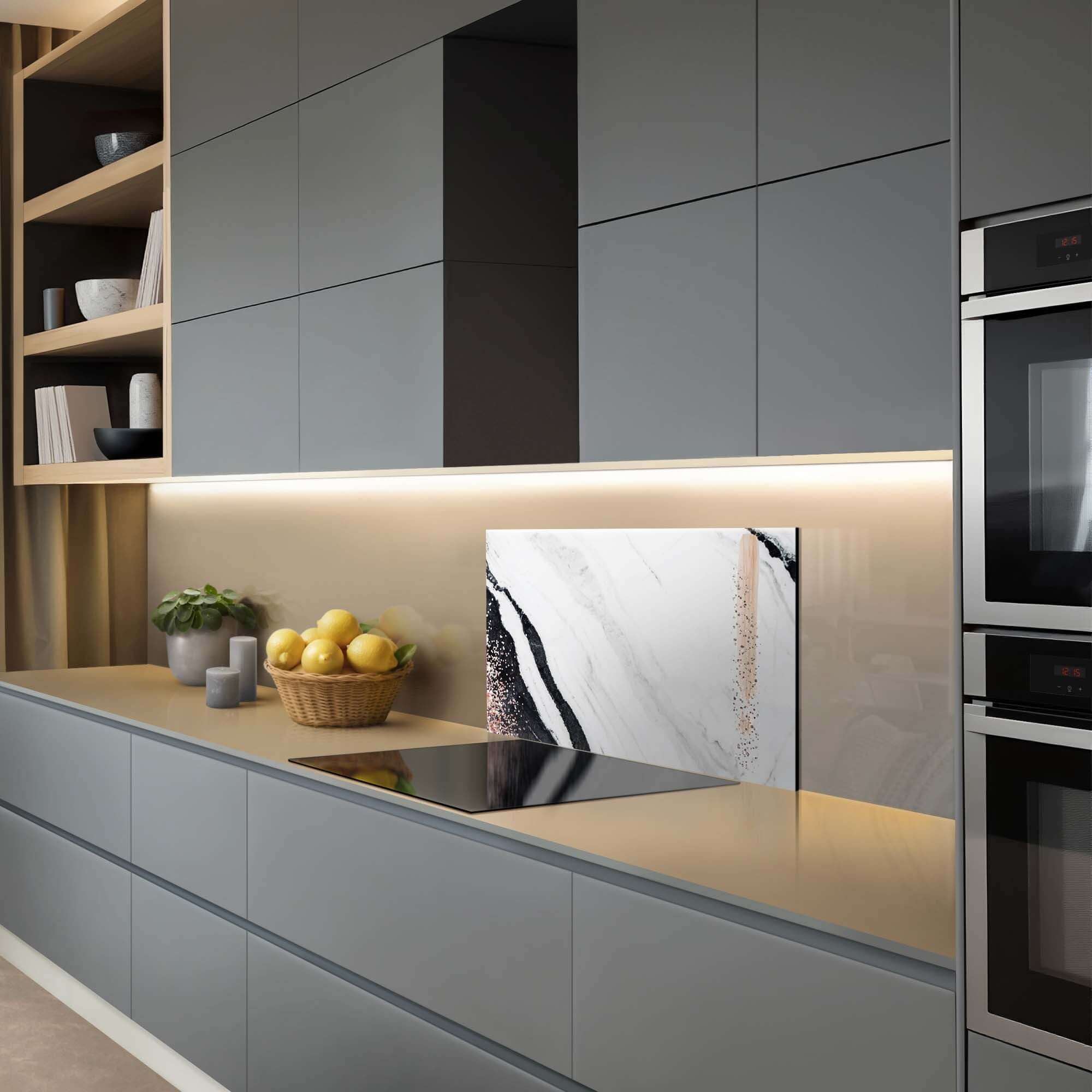 Marble Blush Küchenrückwand in moderner Küche - Luxuriöse Küchenrückwand mit Marmorstruktur und errötenden Farbtönen. Die perfekte Küchenrückwand.